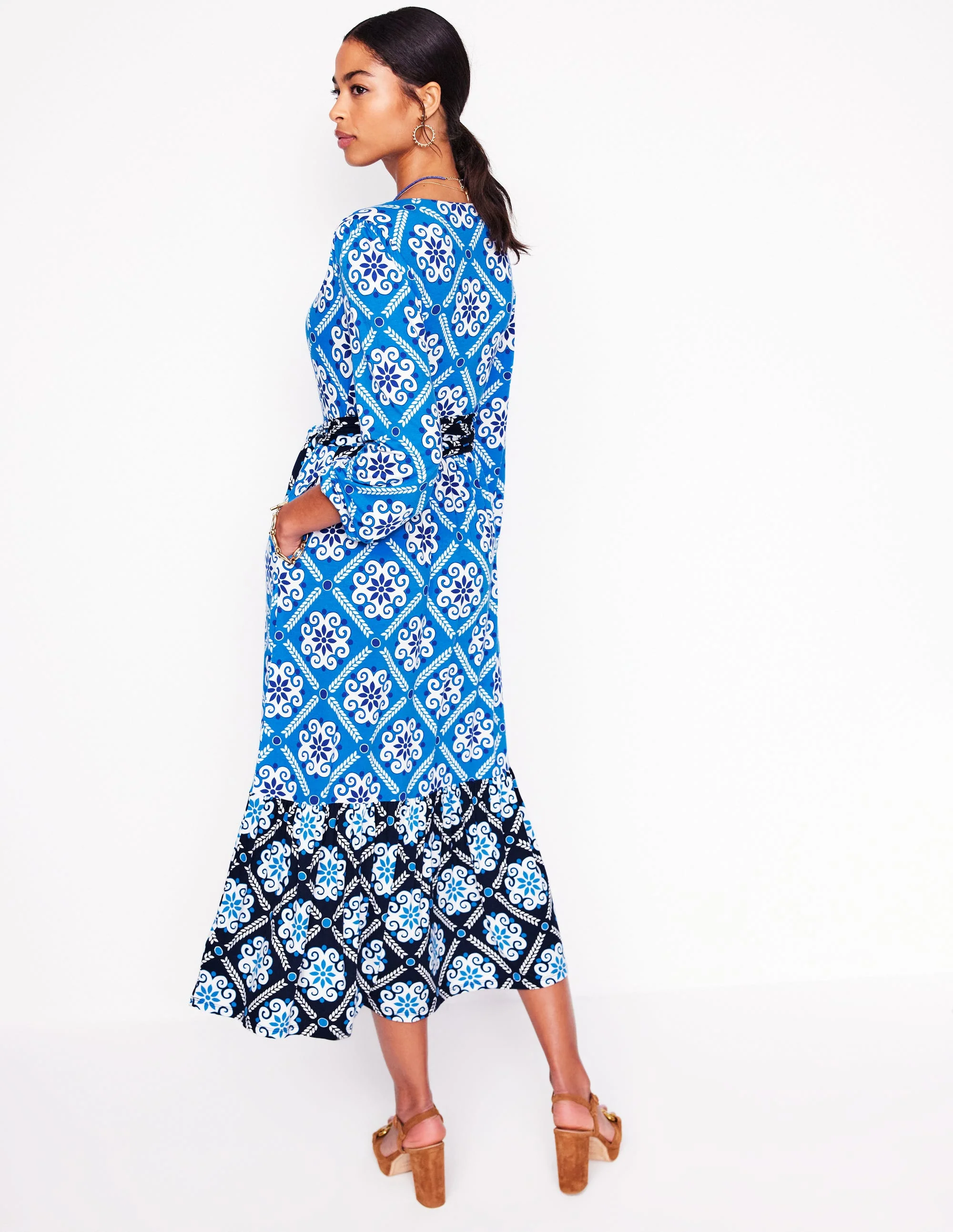 Gestuftes Maxikleid zum Binden in Wickeloptik-Himmelblau, Barock-Kachel - Image 3