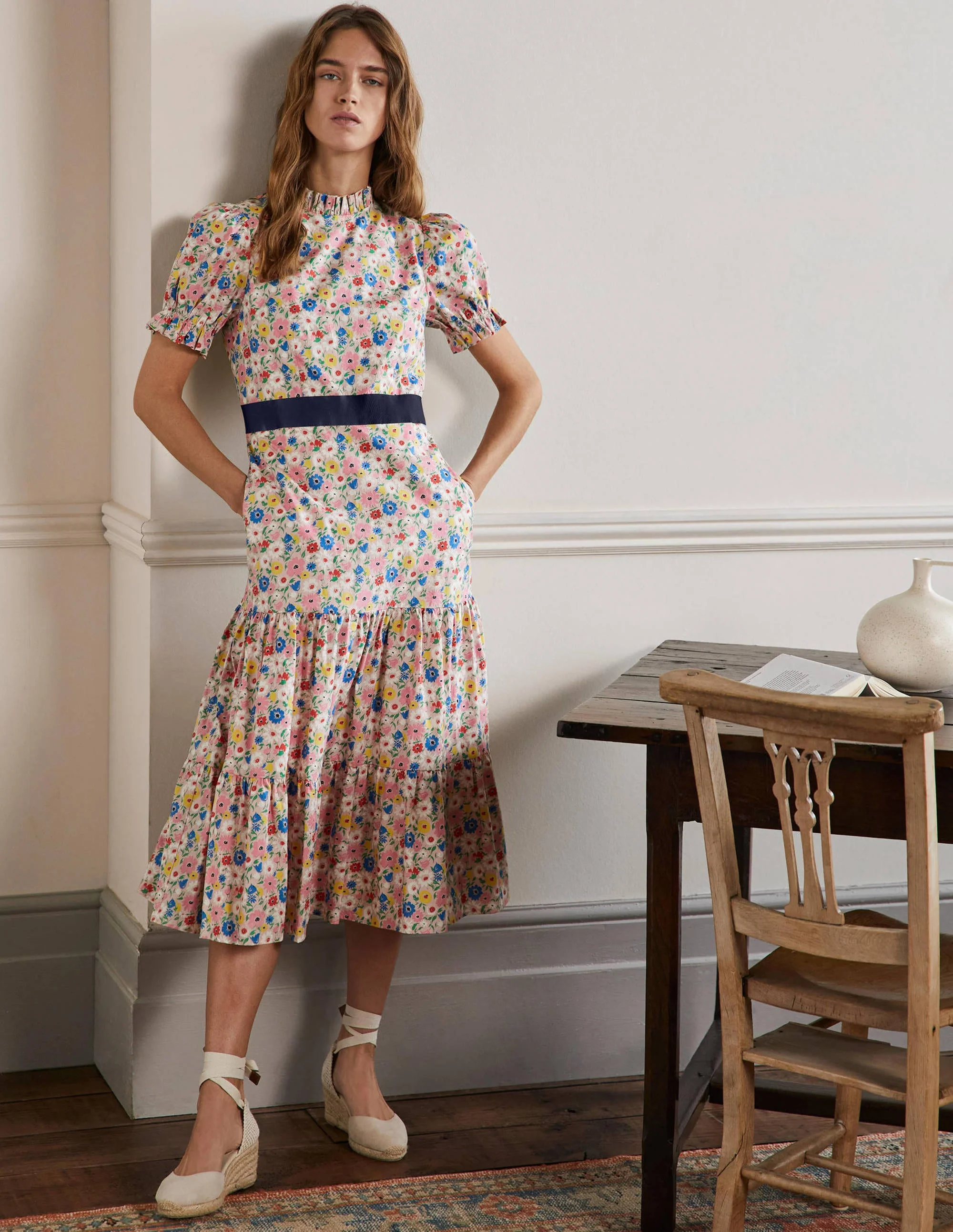 Gestuftes Midikleid mit gerüschtem Ausschnitt-Milchshake, Elegante Blüten