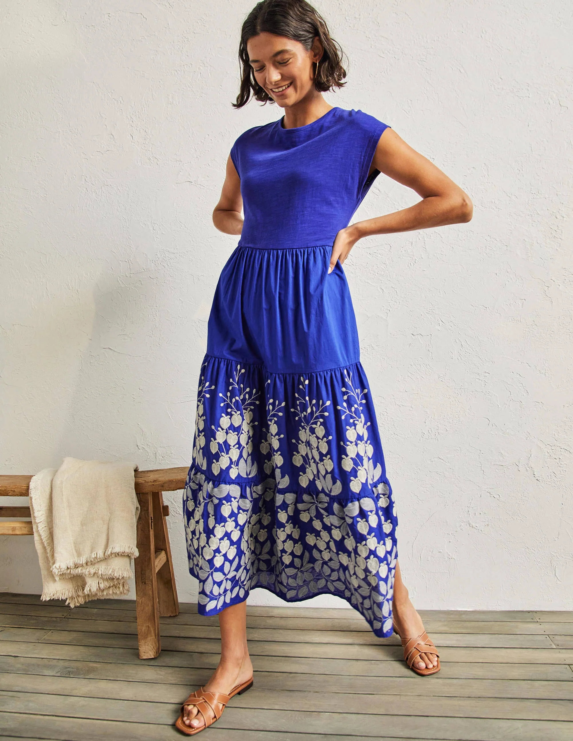 Gestuftes Midikleid mit Stickerei-Wellenblau, Stickerei - Image 4