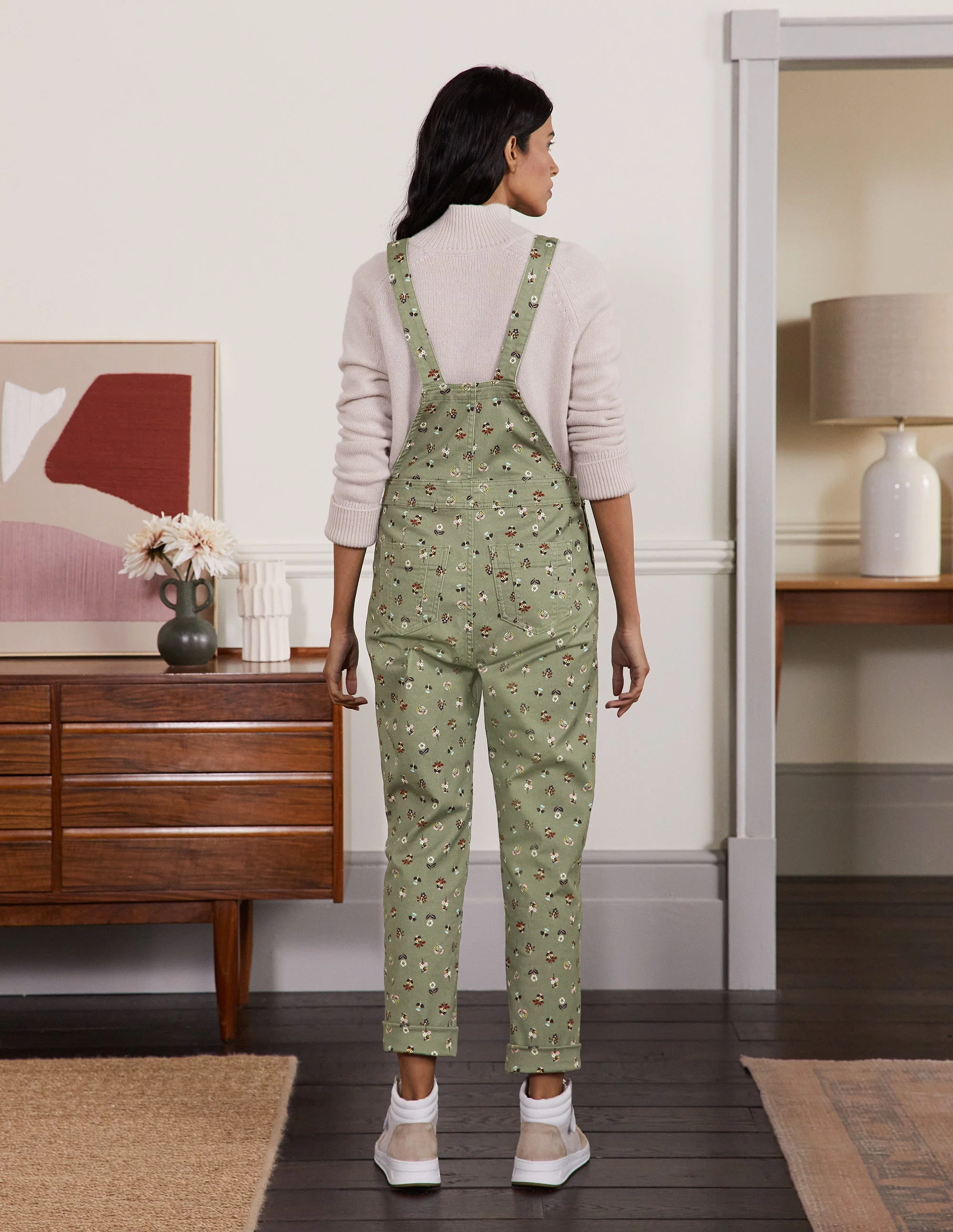 Girlfriend-Latzhose-Blasses Khaki, Filigranes Blumenmuster - Image 2