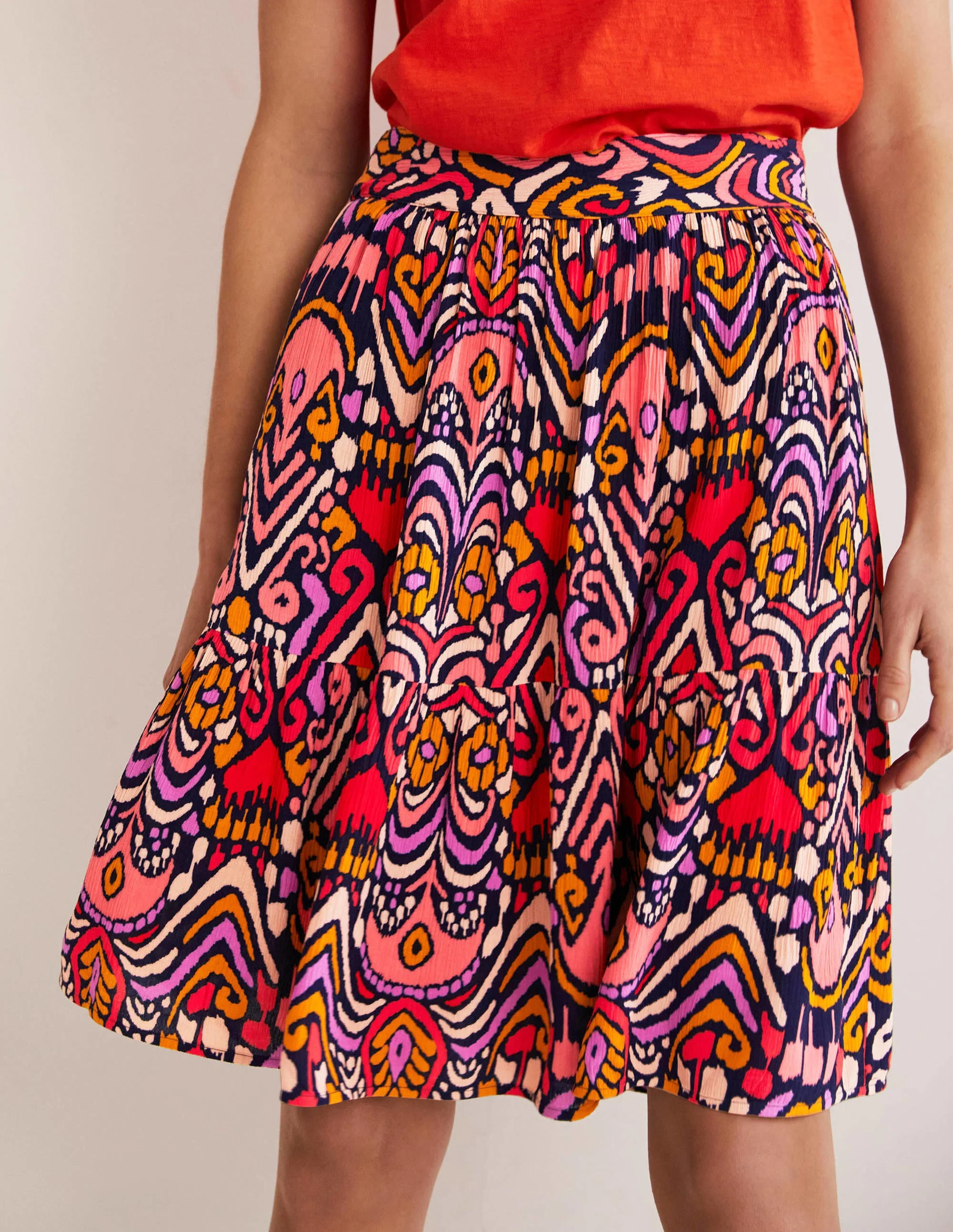 Grace Crinkle-Minirock-Französisches Navy, Ikat-Muster - Image 3