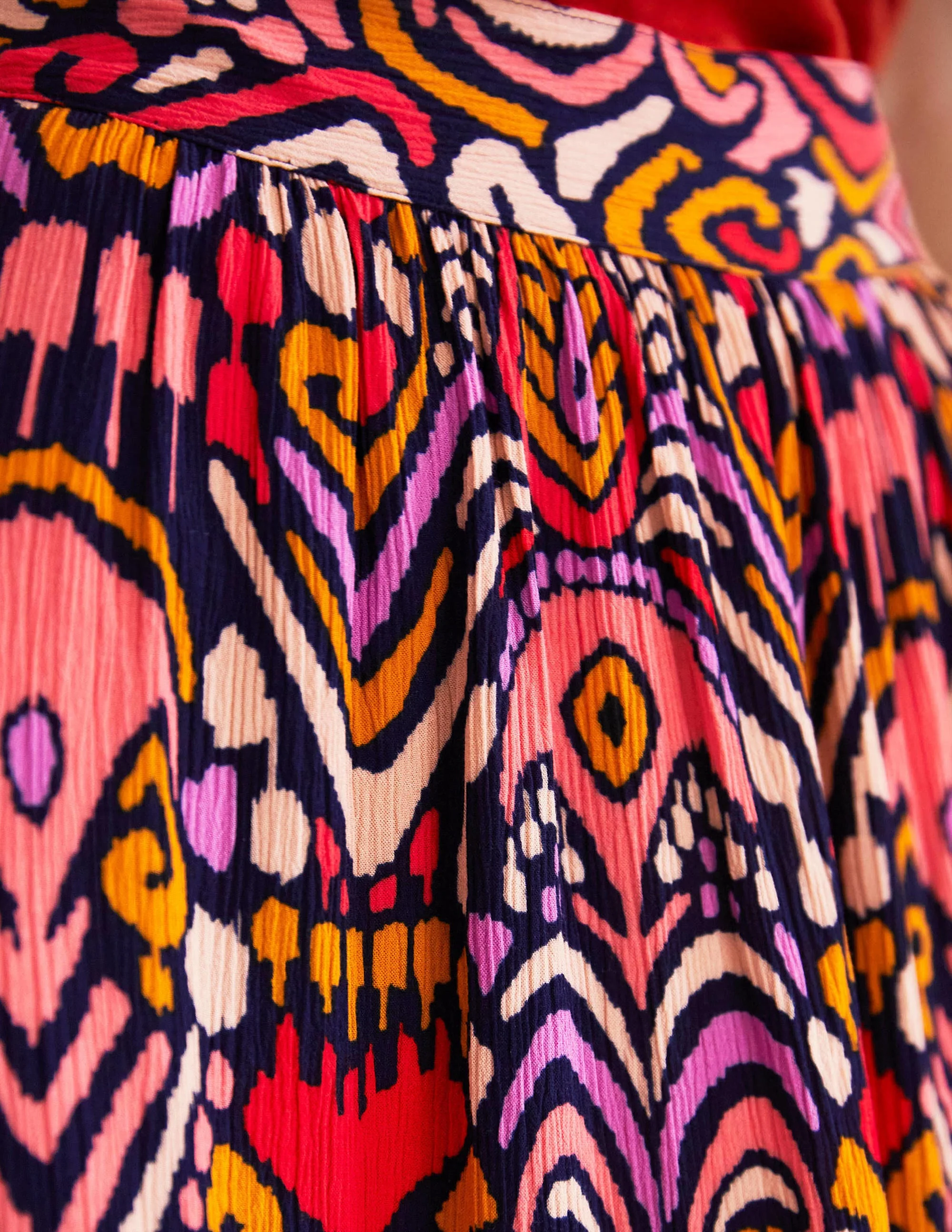 Grace Crinkle-Minirock-Französisches Navy, Ikat-Muster - Image 5