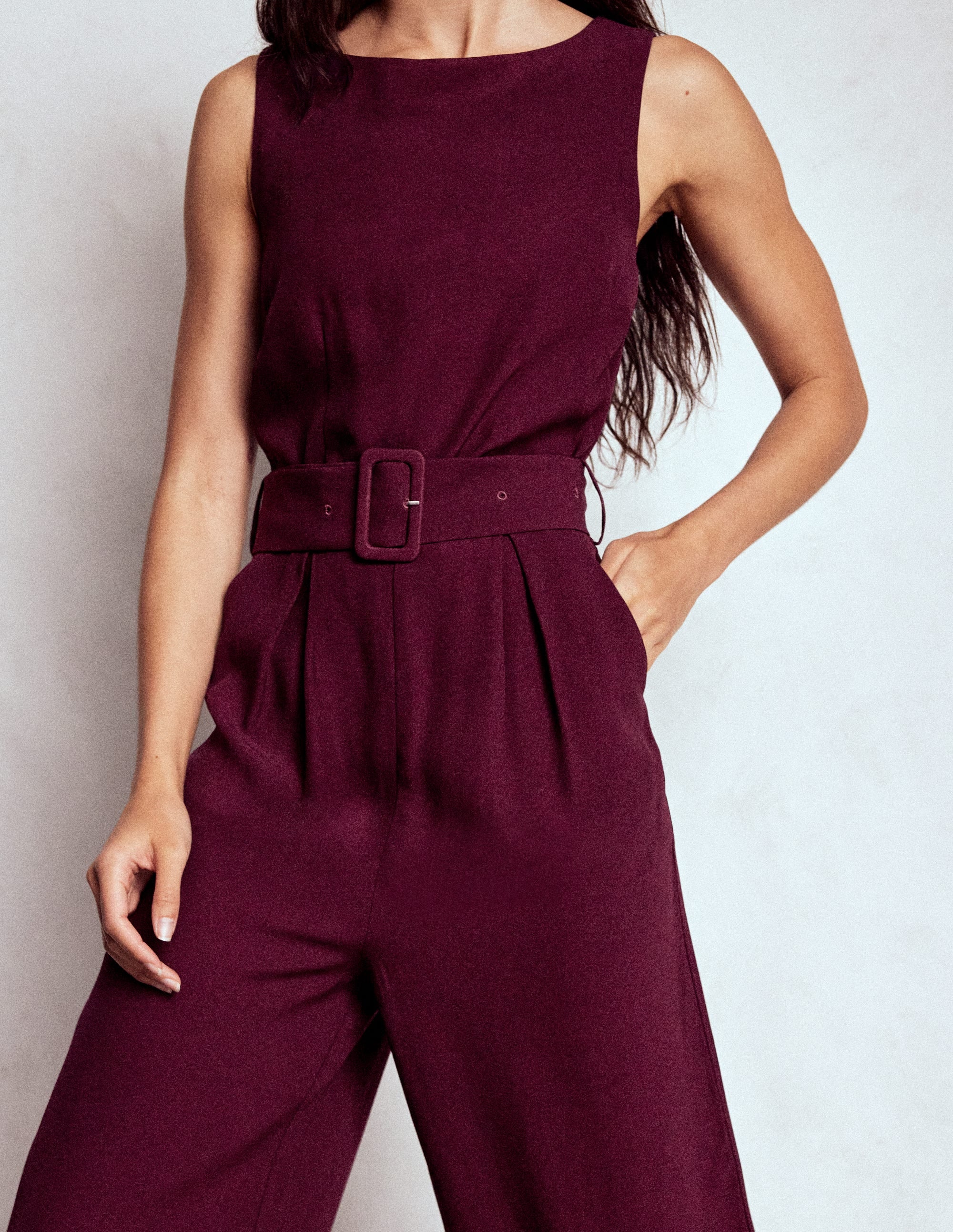Gwen Jumpsuit mit U-Boot-Ausschnitt-Dunkle Kirsche - Image 2