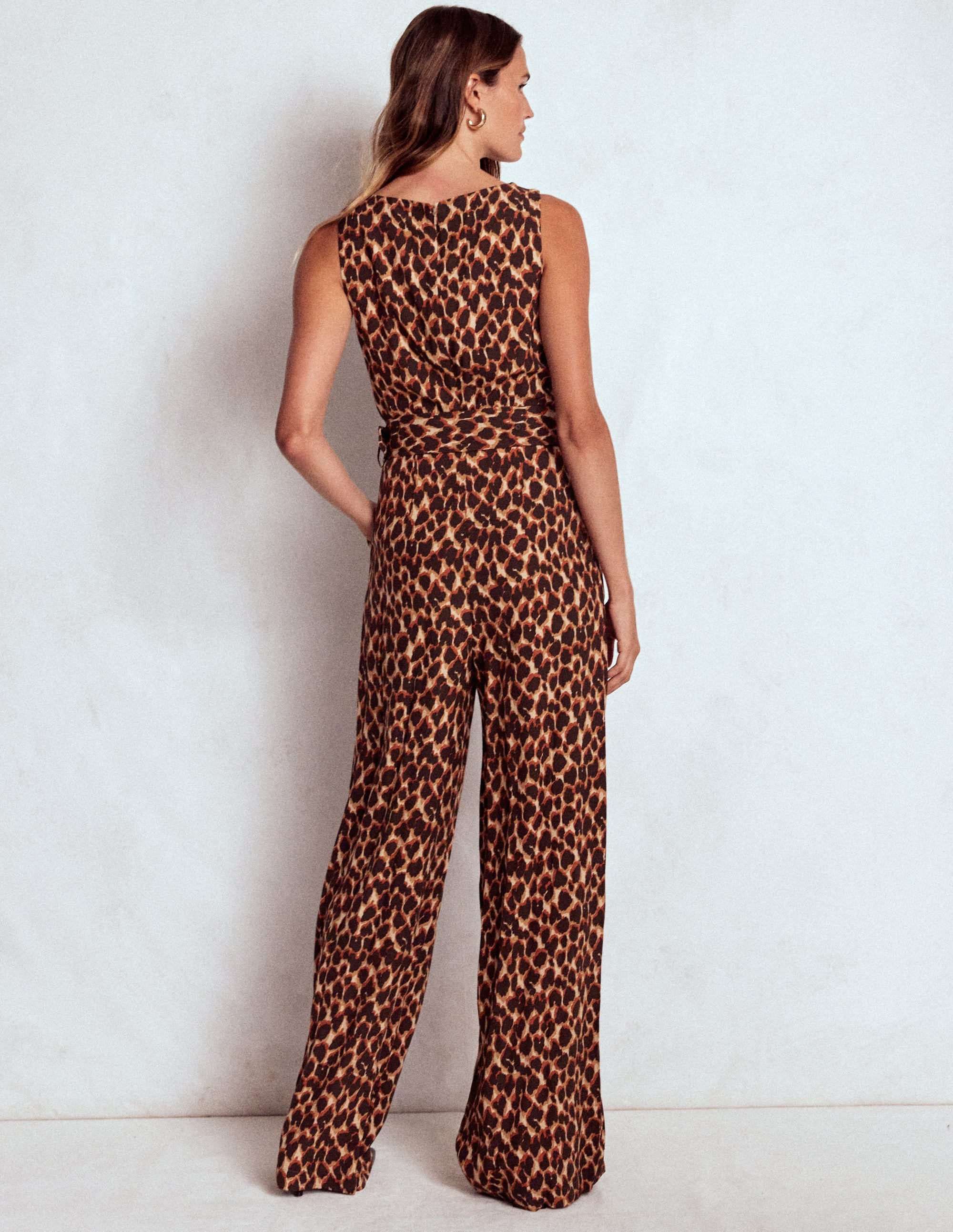 Gwen Jumpsuit mit U-Boot-Ausschnitt-Sand, Abstraktes Leopardenmuster - Image 3
