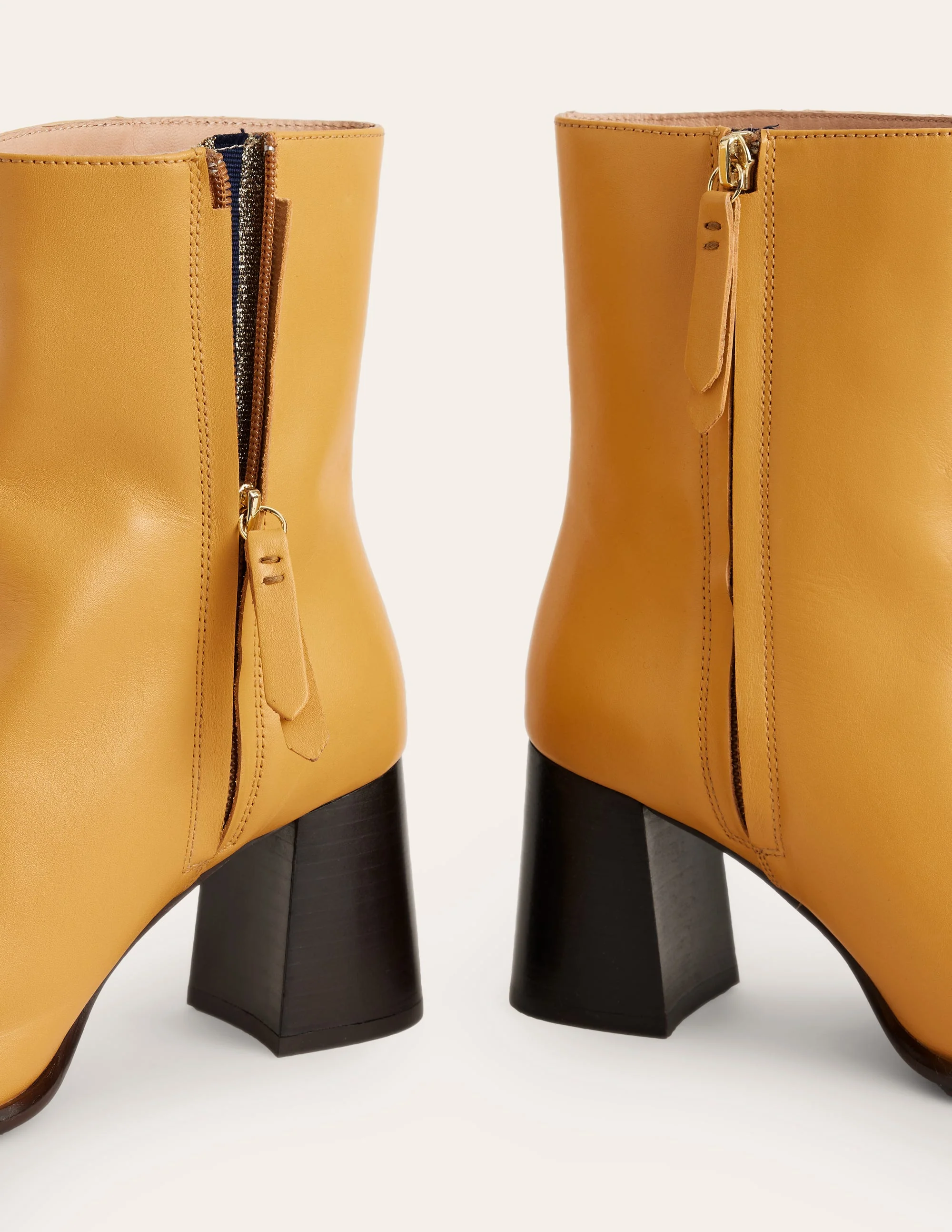 Halbhohe Lederstiefel mit Absatz-Gelb - Image 4