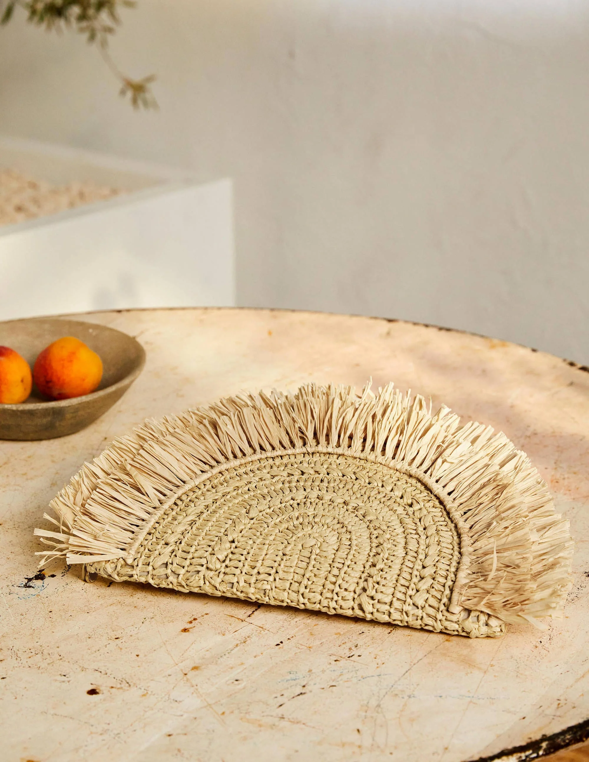 Halbmond-Clutch aus Bast-Natur