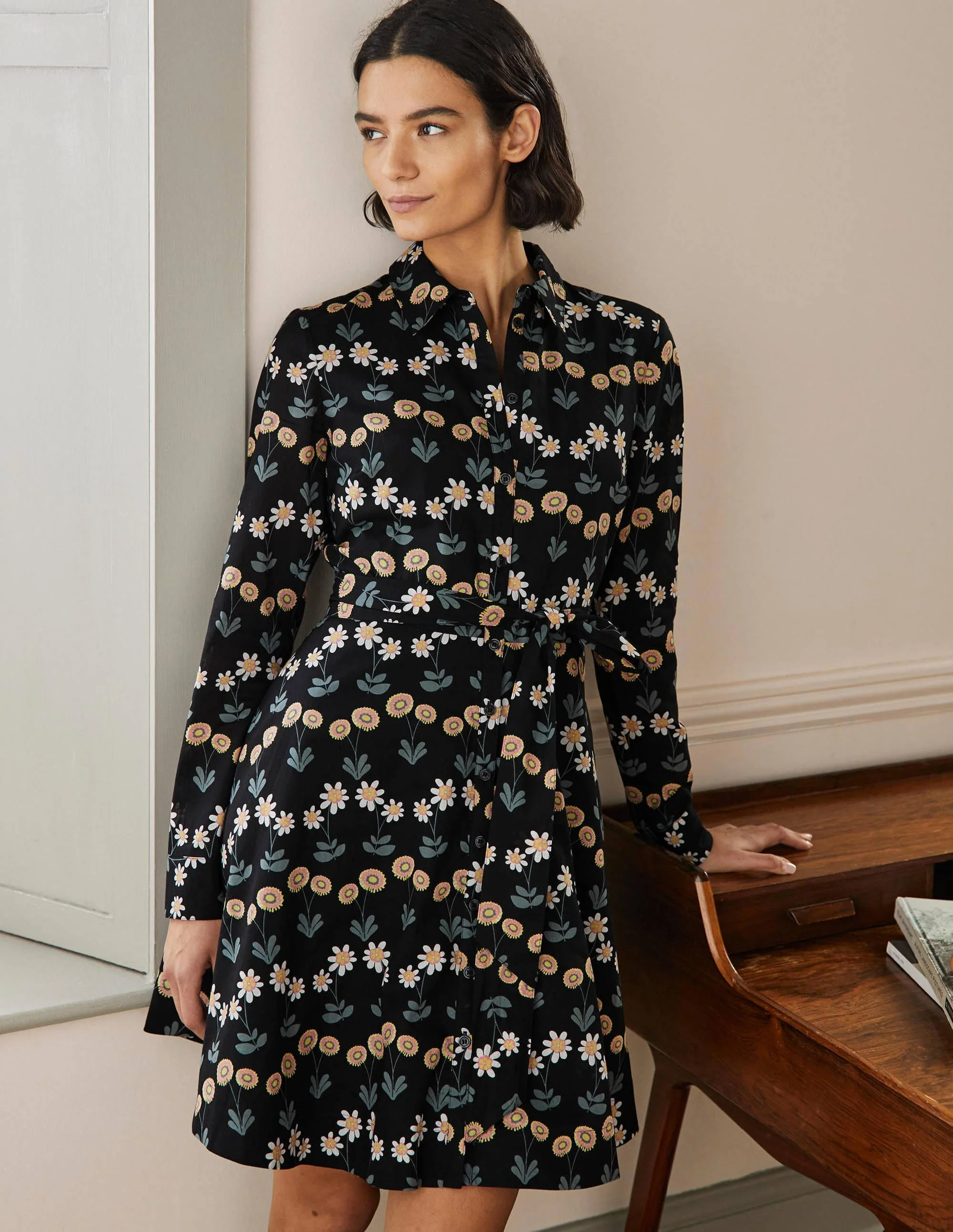 Hemdblusenkleid aus Baumwolle-Schwarz, Zarte Gänseblümchen