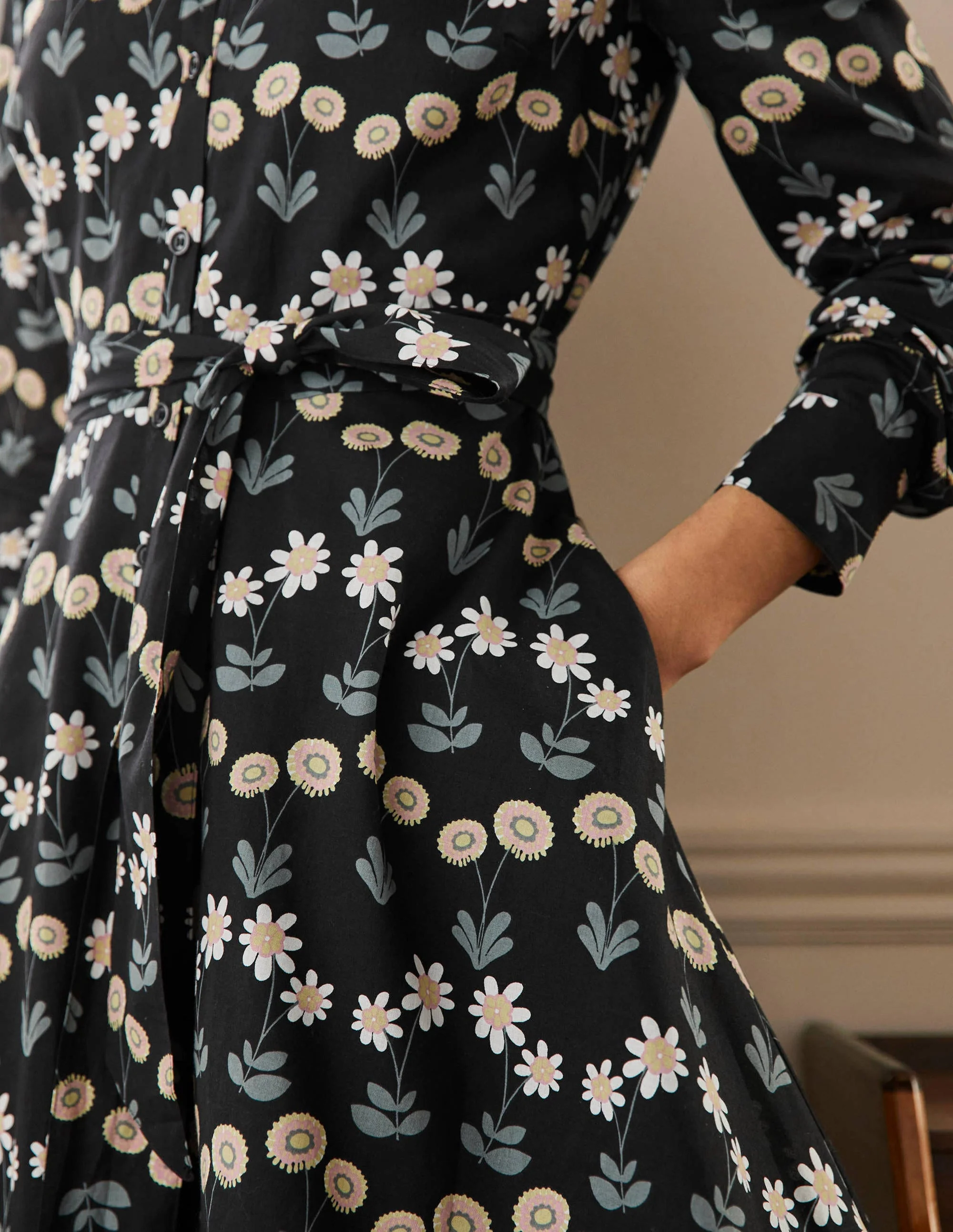 Hemdblusenkleid aus Baumwolle-Schwarz, Zarte Gänseblümchen - Image 2