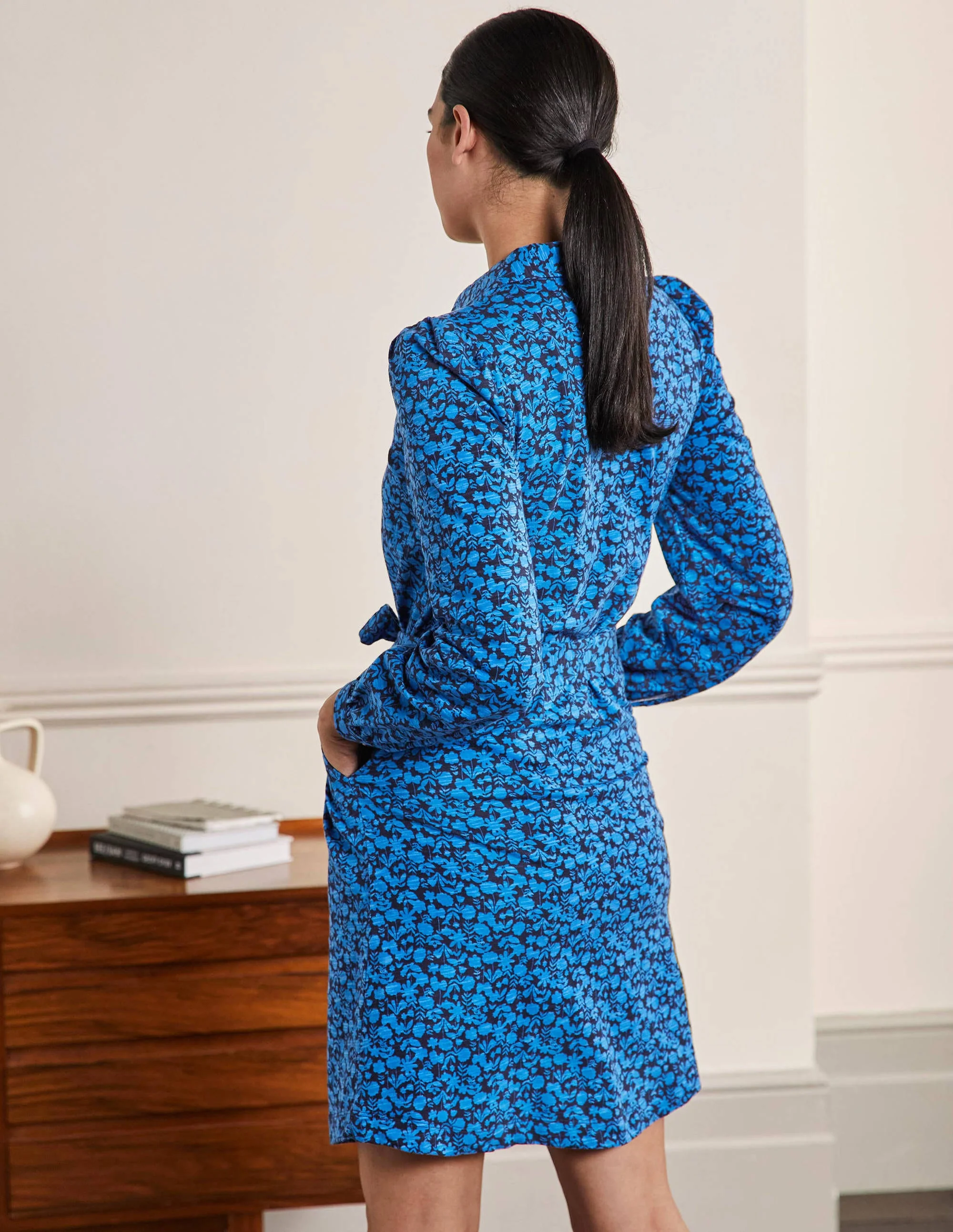 Hemdblusenkleid aus Jersey-Marokkoblau, Blüten - Image 3