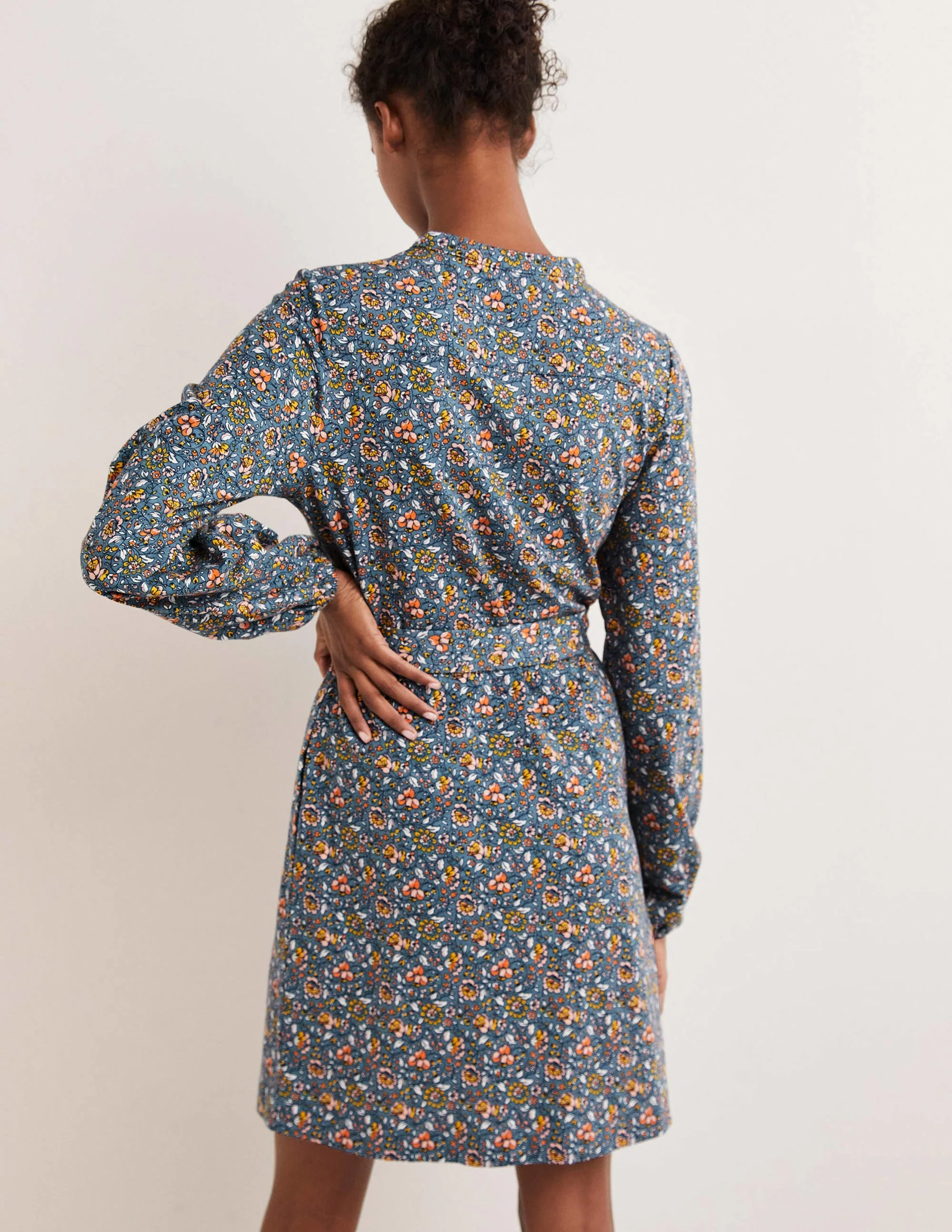 Hemdblusenkleid aus Jersey mit Gürtel-Mittelblau, Blumenwiese - Image 3