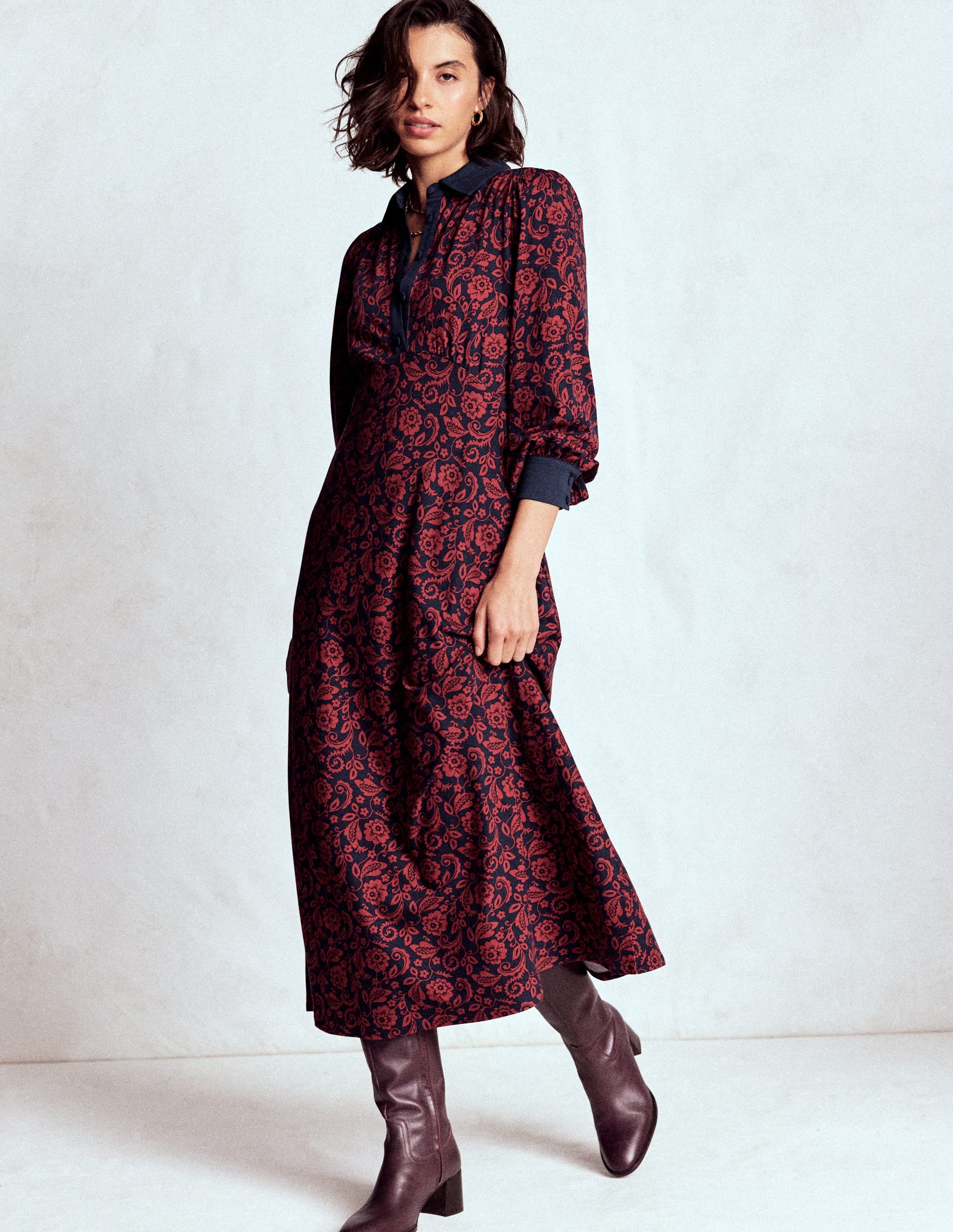 Hemdblusenkleid mit Empire-Taille-Rot, Blumenornamente - Image 4