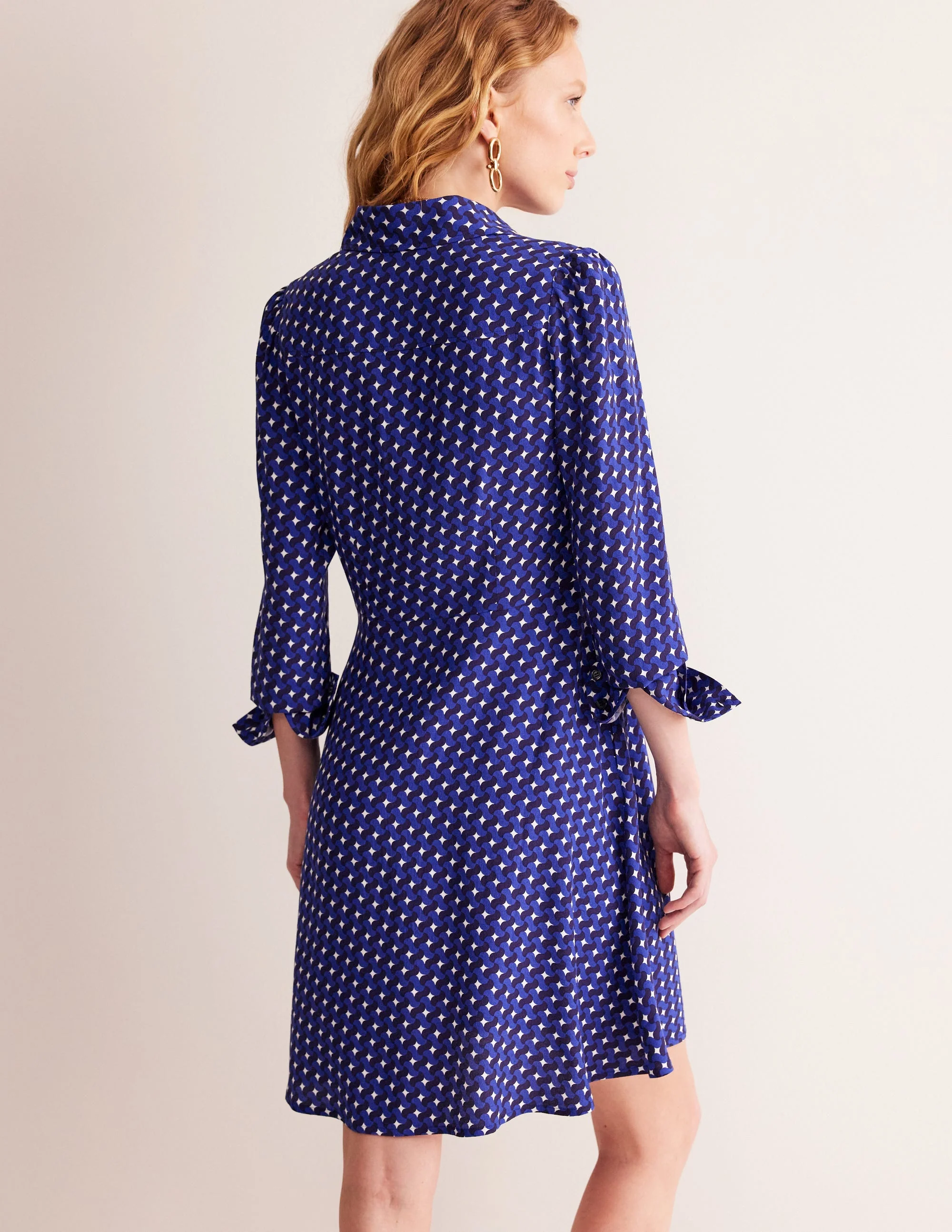 Hemdblusenkleid mit Taschendetail-Mazarinblau, Motiv Terrace Swirl - Image 3