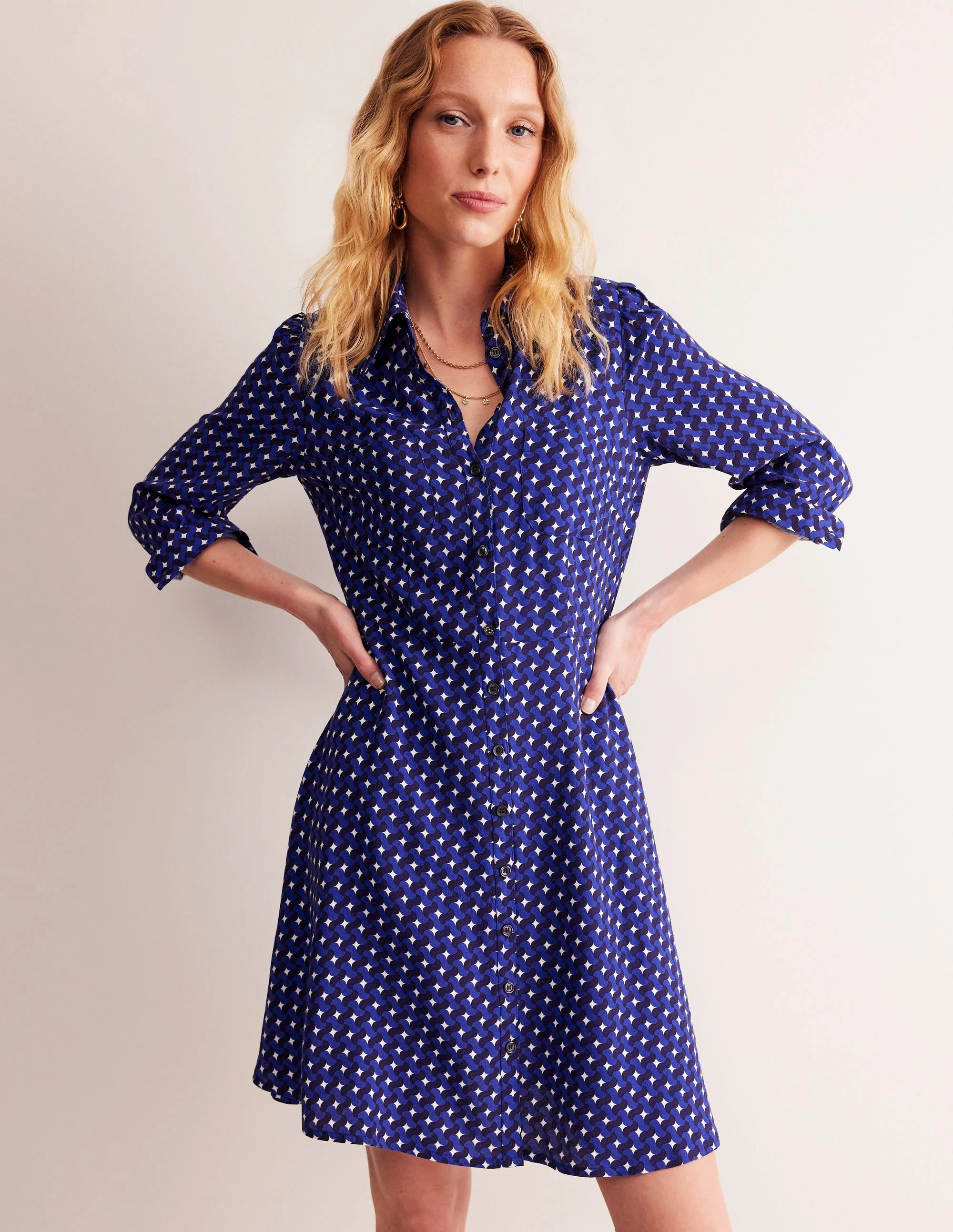 Hemdblusenkleid mit Taschendetail-Mazarinblau, Motiv Terrace Swirl - Image 4