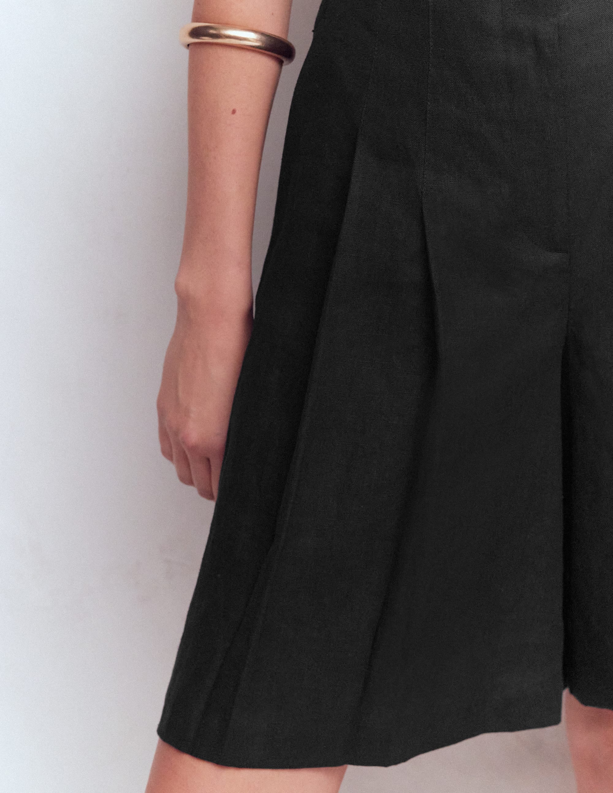 Highbury Leinenshorts mit Faltendetail-Schwarz - Image 2
