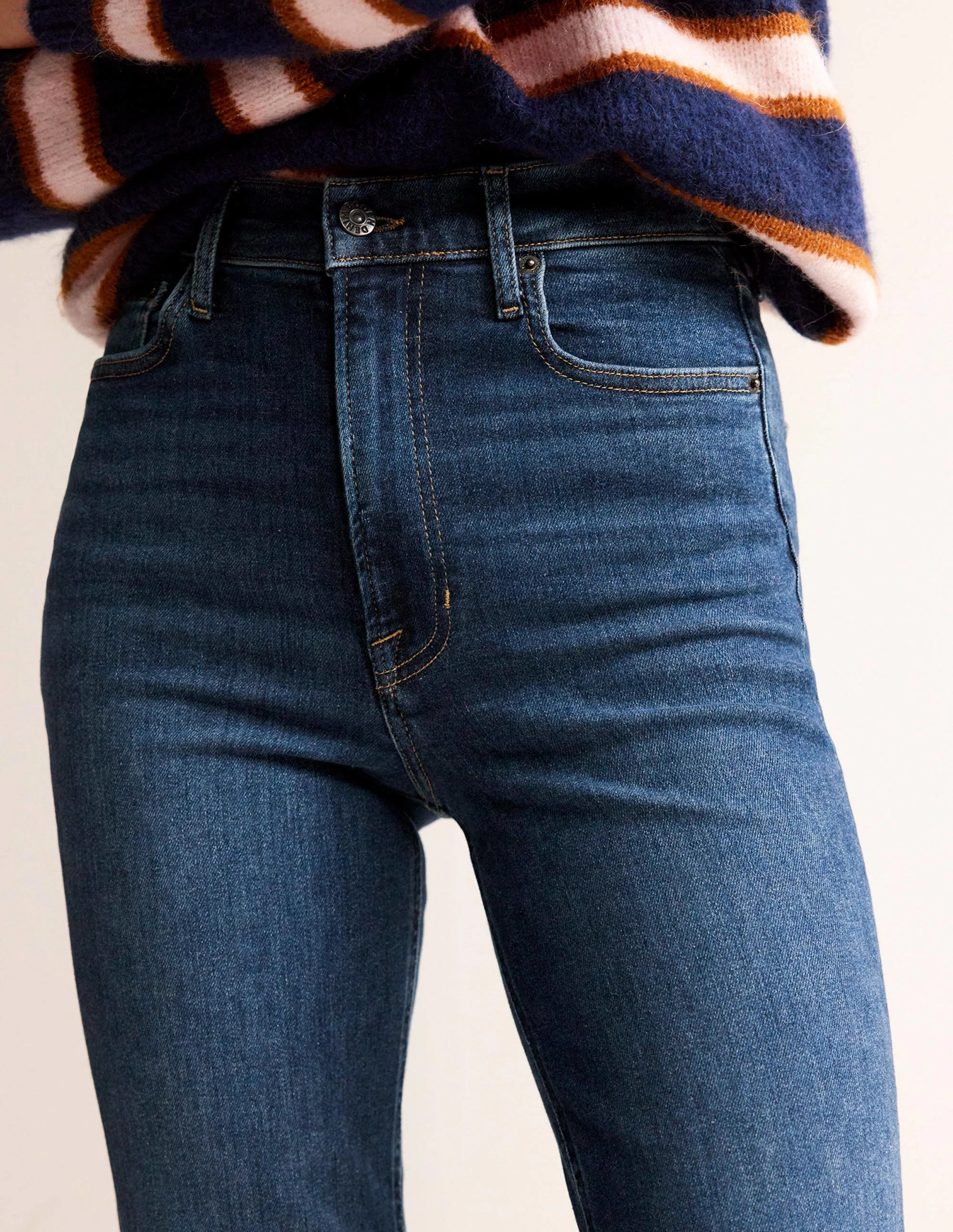 Hoch geschnittene Jeans mit klassisch geradem Bein-Dunkel Denim - Image 5