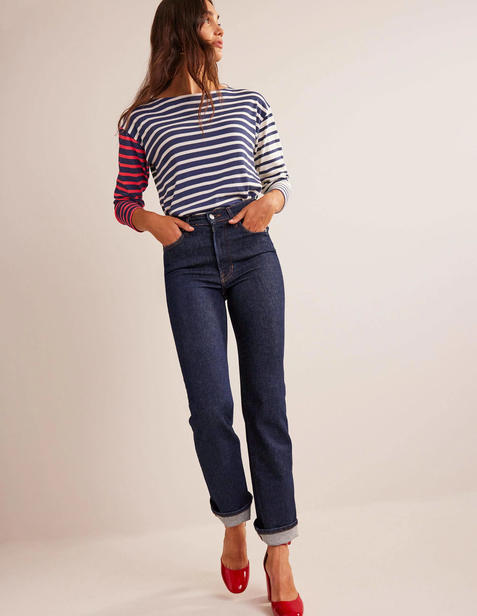 Hoch geschnittene Jeans mit klassisch geradem Bein-Rinse Waschung
