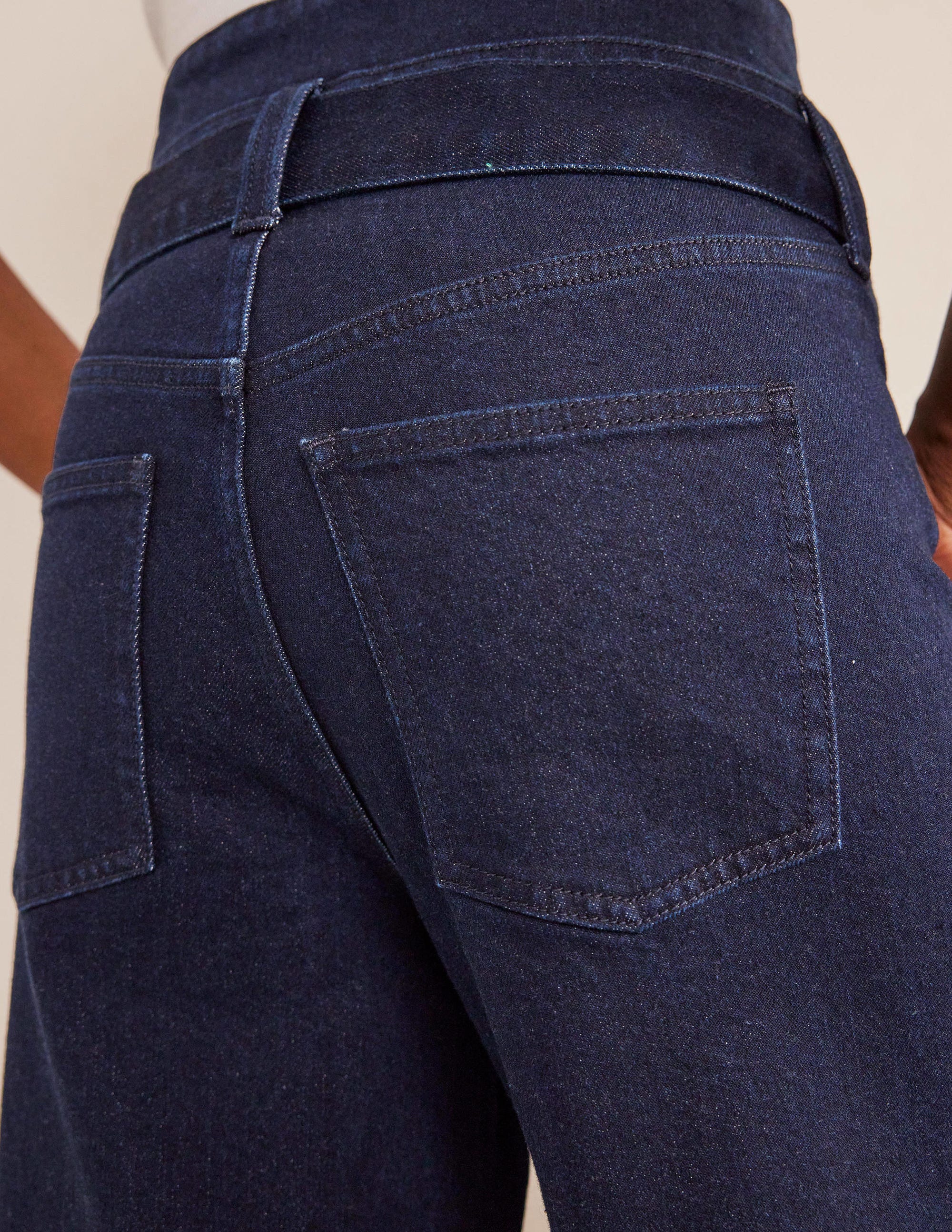 Hoch geschnittene Jeans mit Taillengürtel-Indigo - Image 2