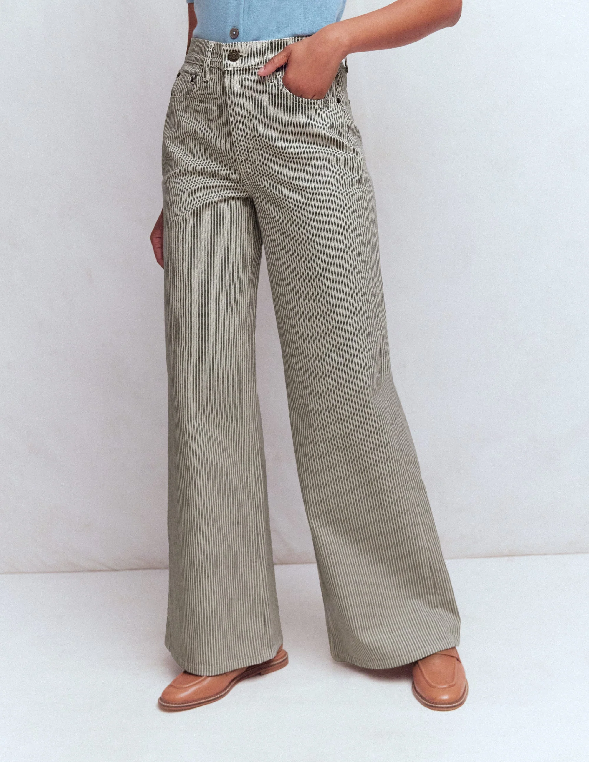 Hoch geschnittene Jeans mit weitem Bein-Blau Streifen - Image 4