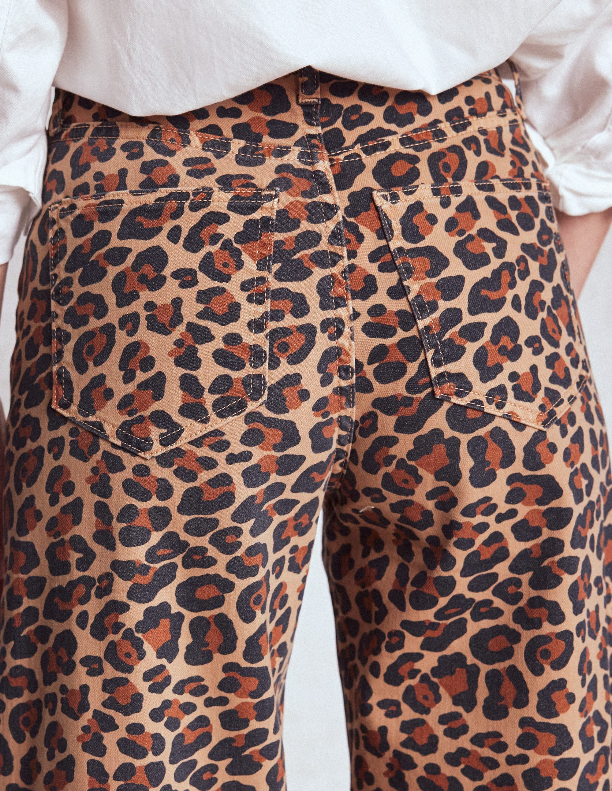 Hoch geschnittene Jeans mit weitem Bein-Leopardenmuster - Image 2