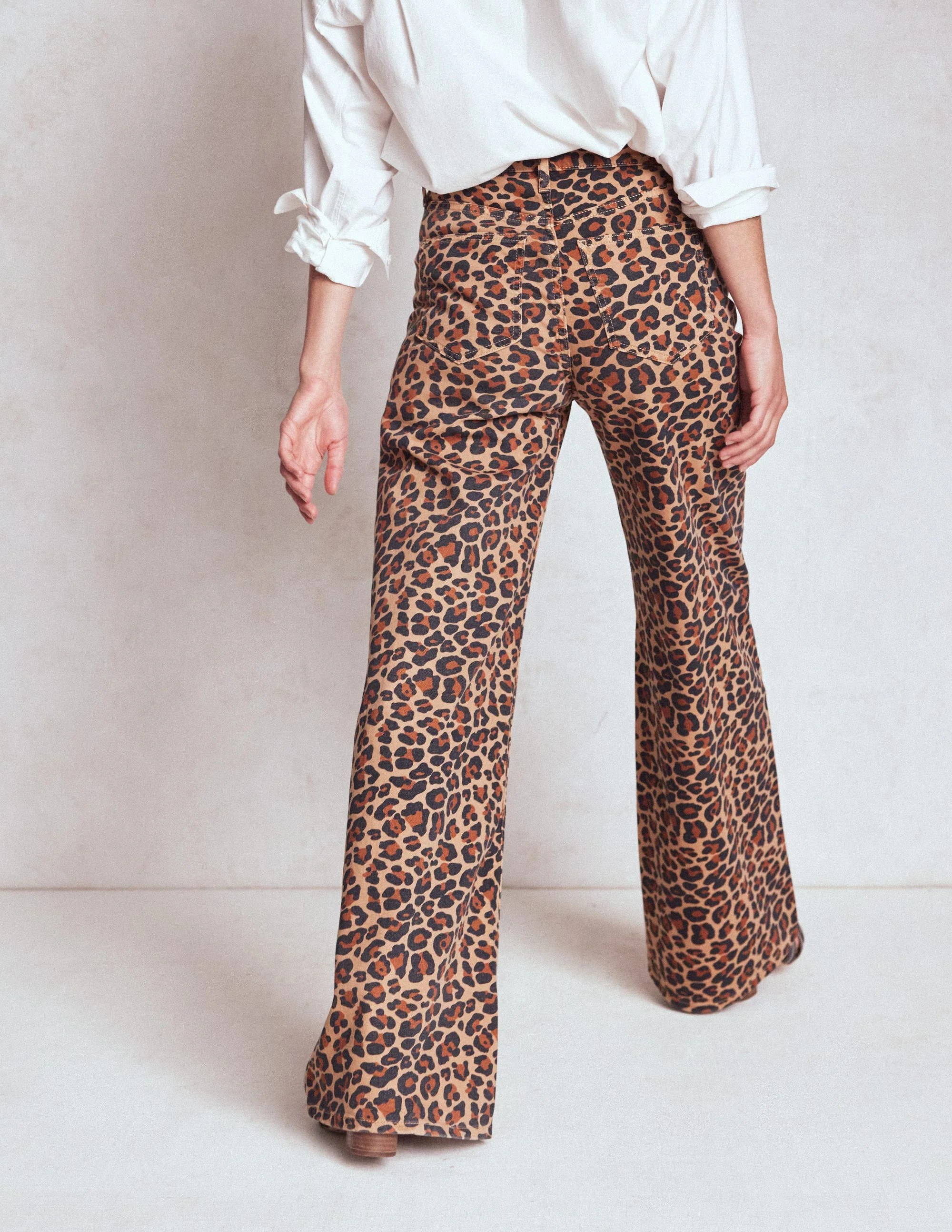 Hoch geschnittene Jeans mit weitem Bein-Leopardenmuster - Image 3