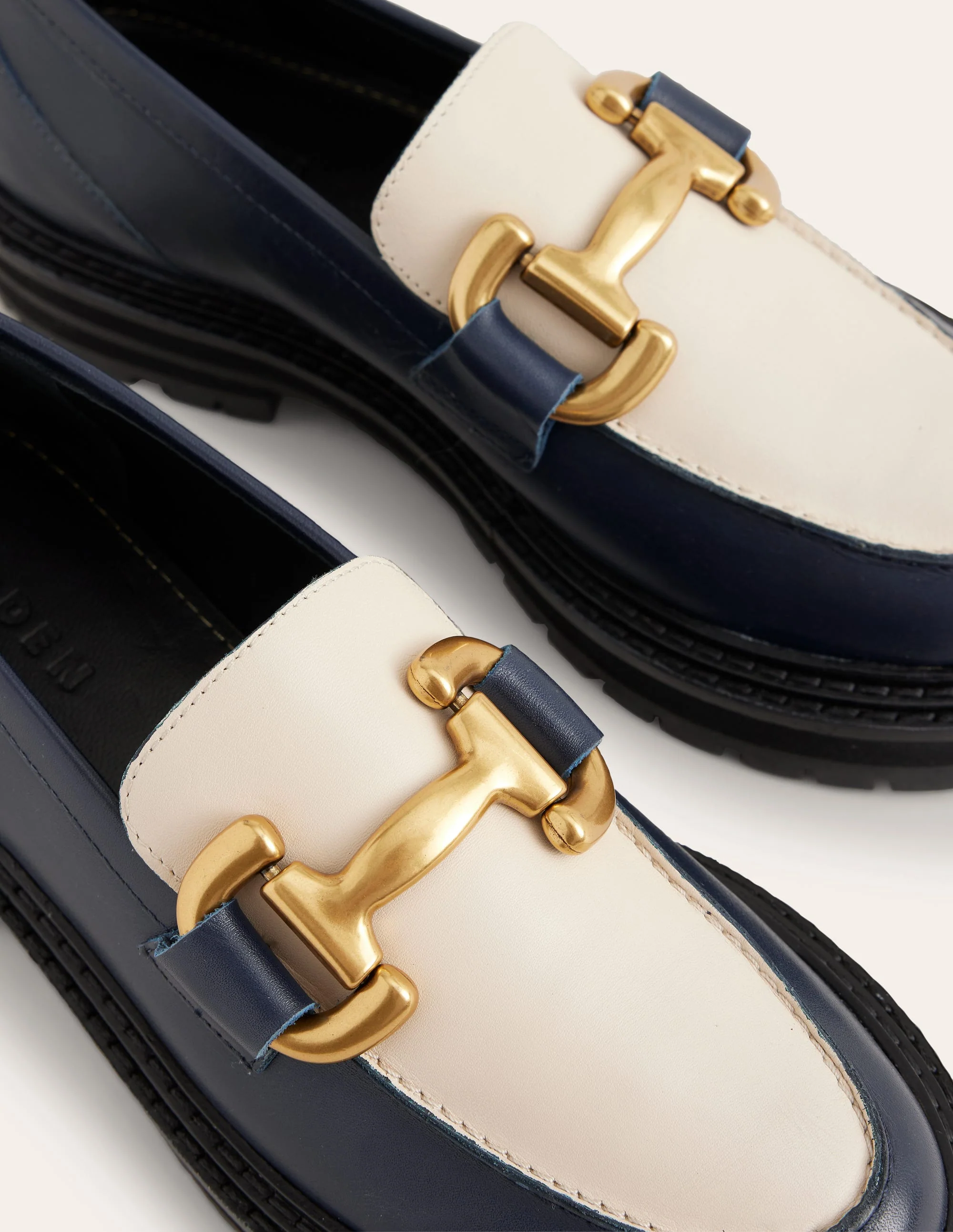 Iris Klobige Loafer mit Trensendetail-Navy/Ecru - Image 4