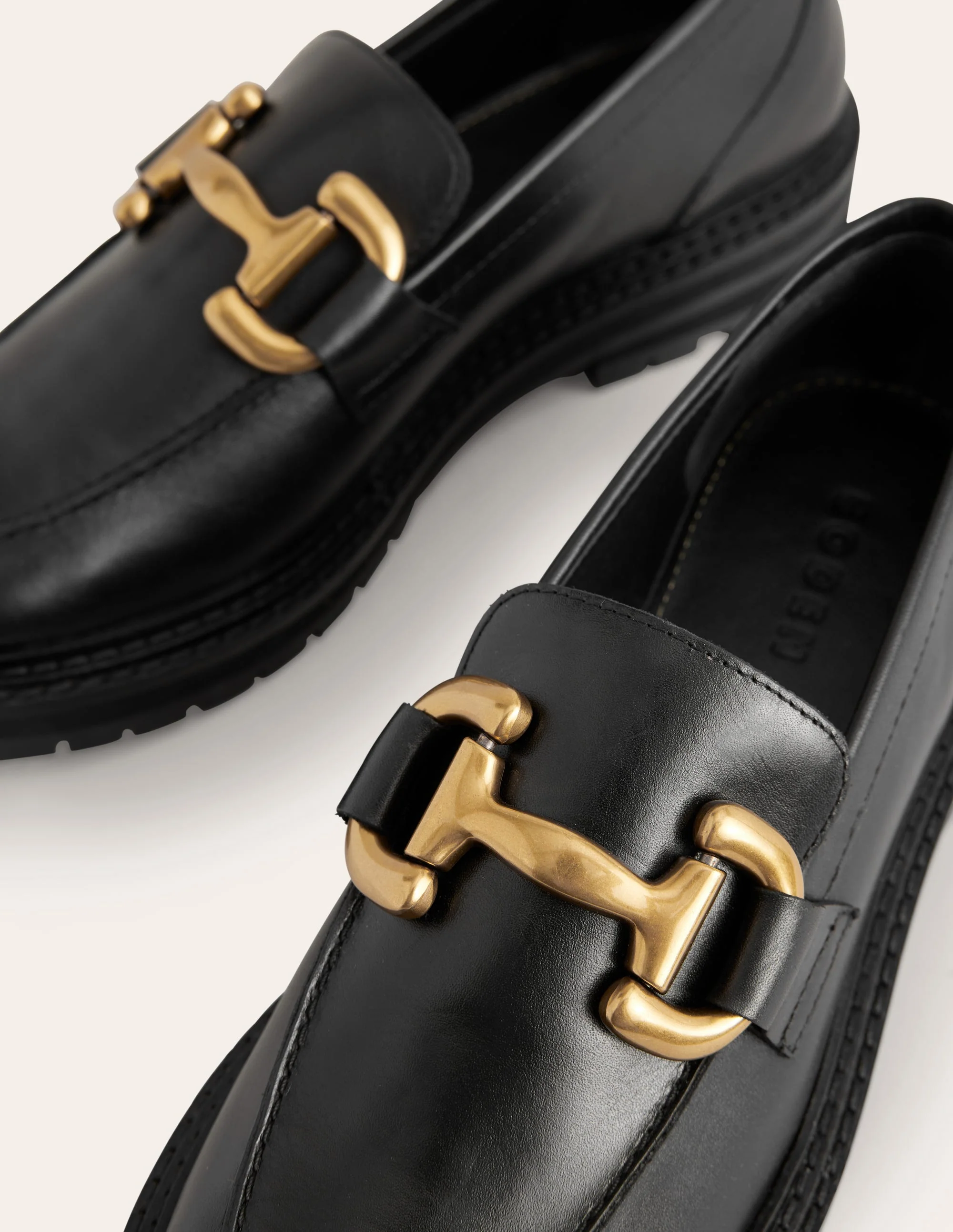 Iris Klobige Loafer mit Trensendetail-Schwarz - Image 4