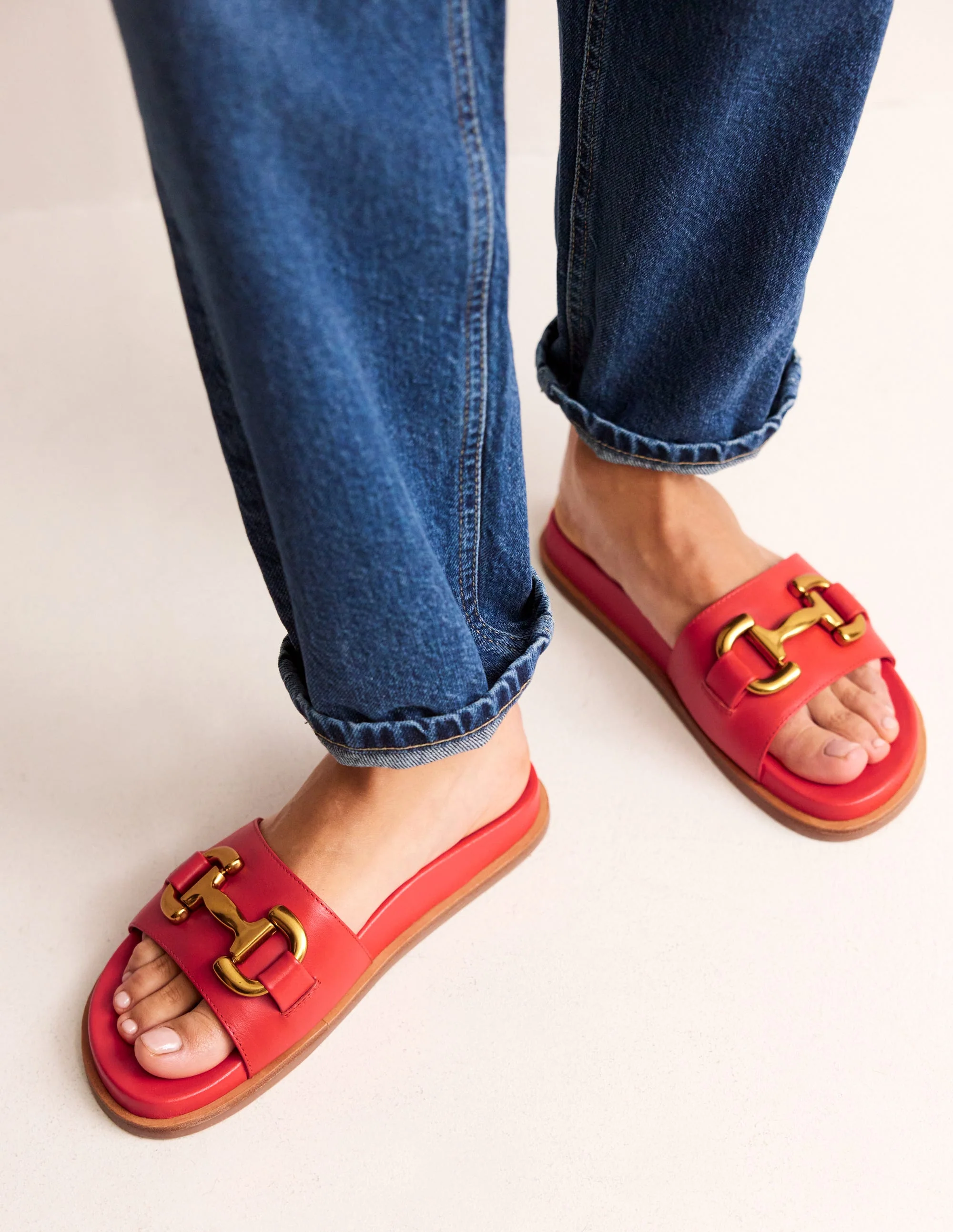 Iris Pantoletten mit Trensendetail-Rotes Leder