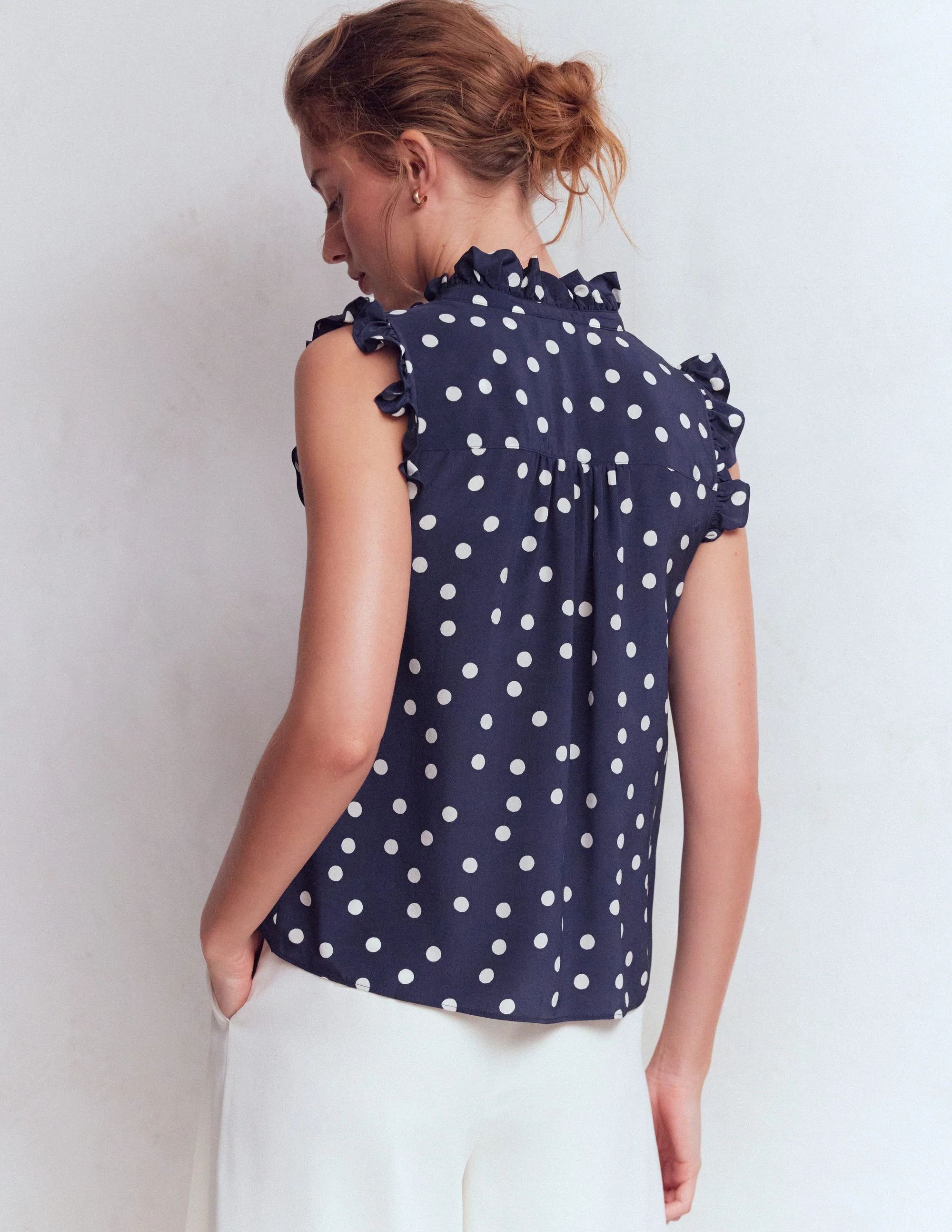Isabel Ärmelloses Seidenoberteil-Französisches Marineblau, Gemalte Tupfen - Image 3