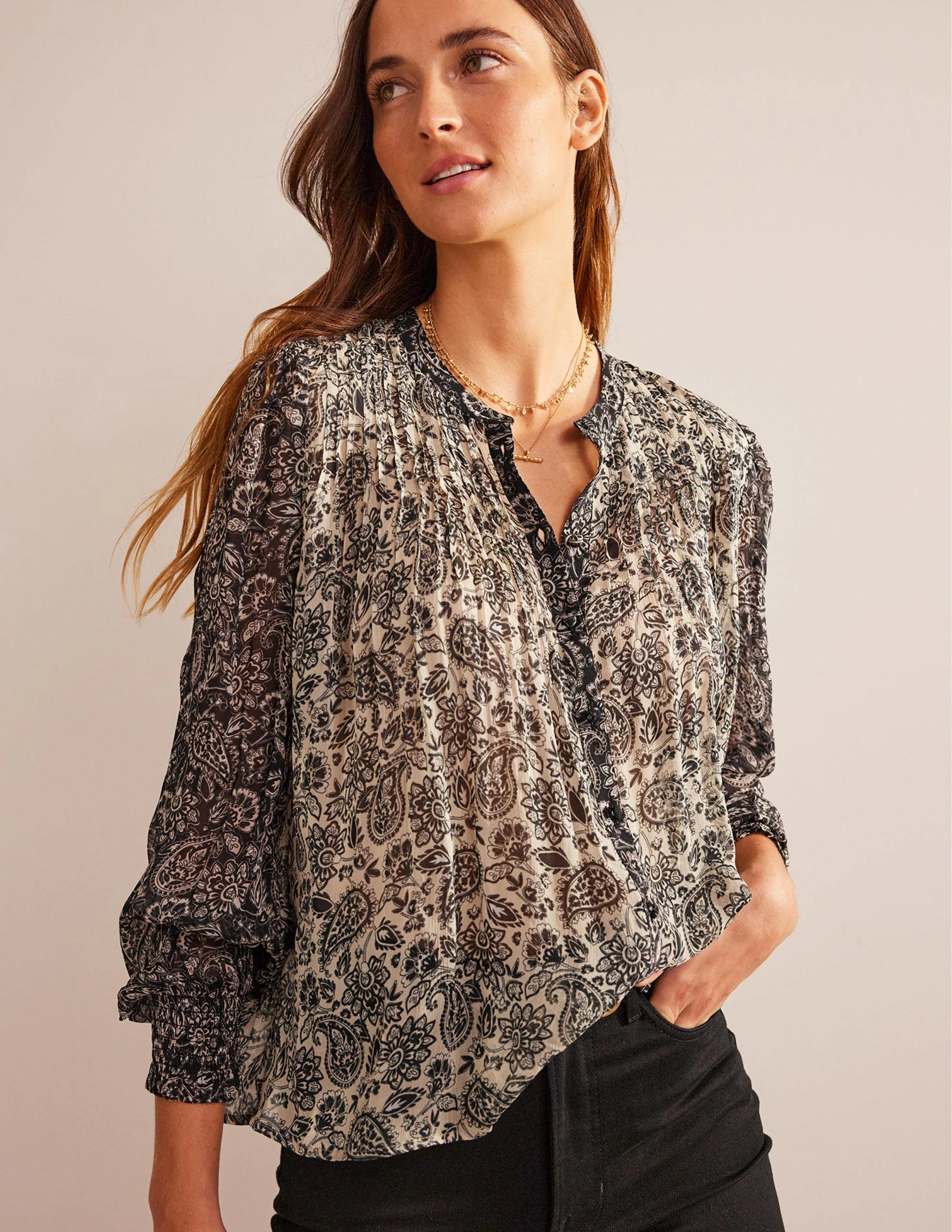 Isla Upcycling-Bluse mit Biesen-Schwarz, Paisley