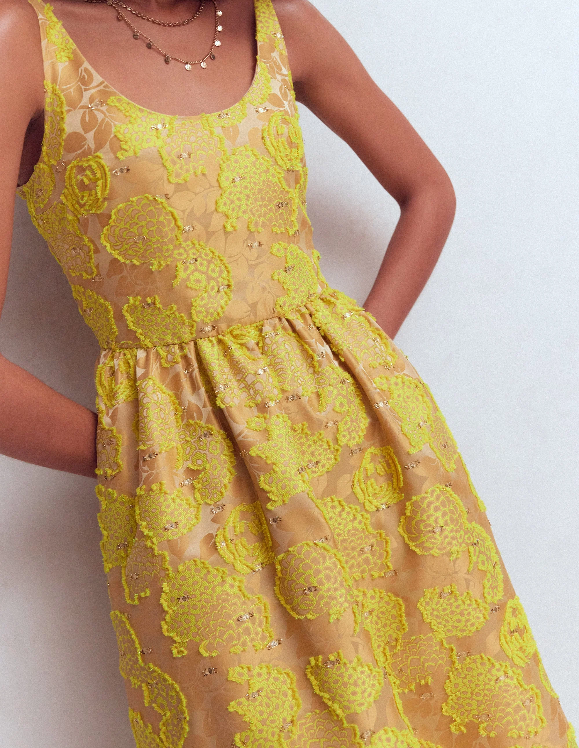 Jacquardkleid mit tiefem Rundhalsausschnitt-Gelb Jacquard - Image 3