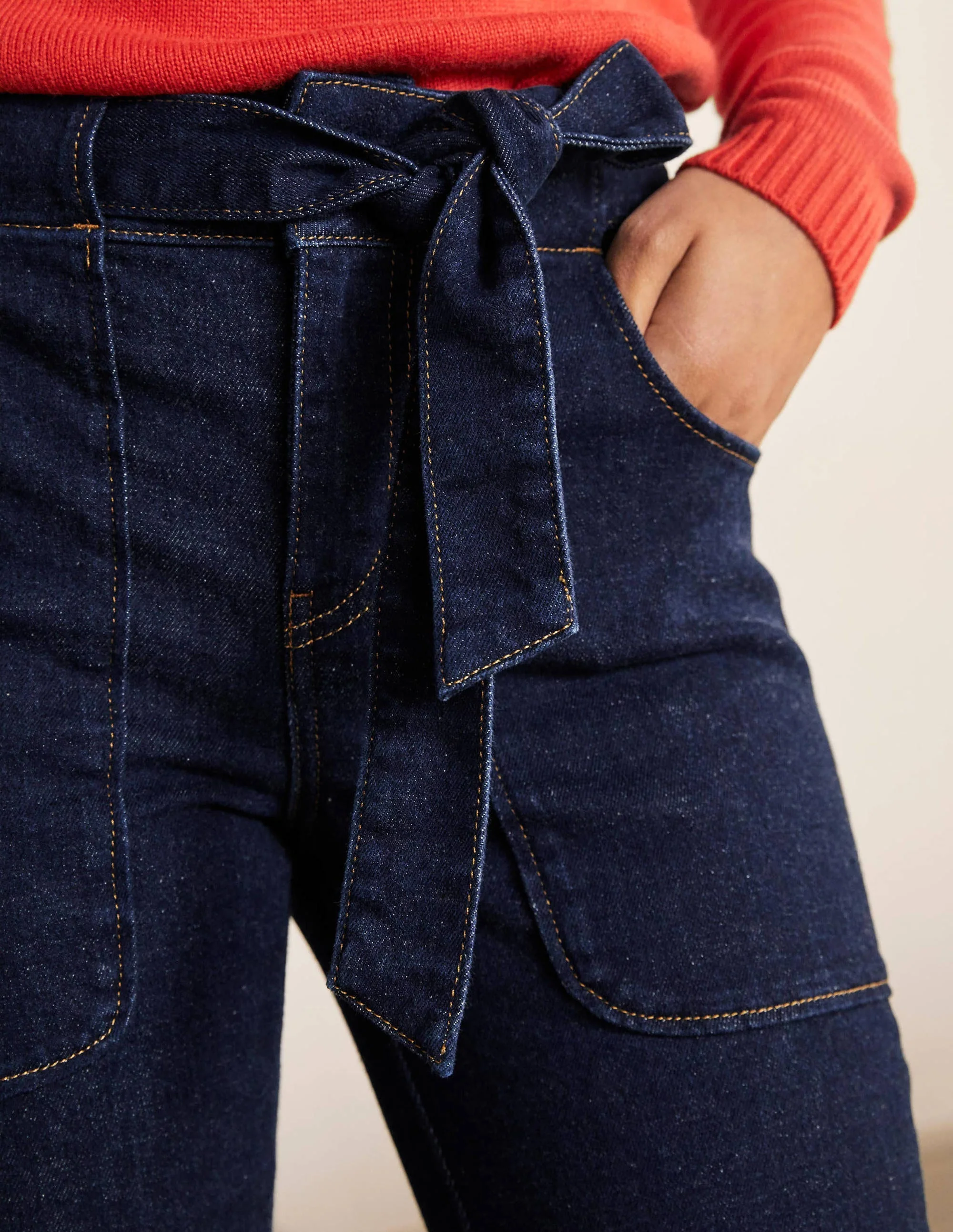 Jeans mit aufgesetzten Taschen und Stoffgürtel-Indigoblau - Image 3