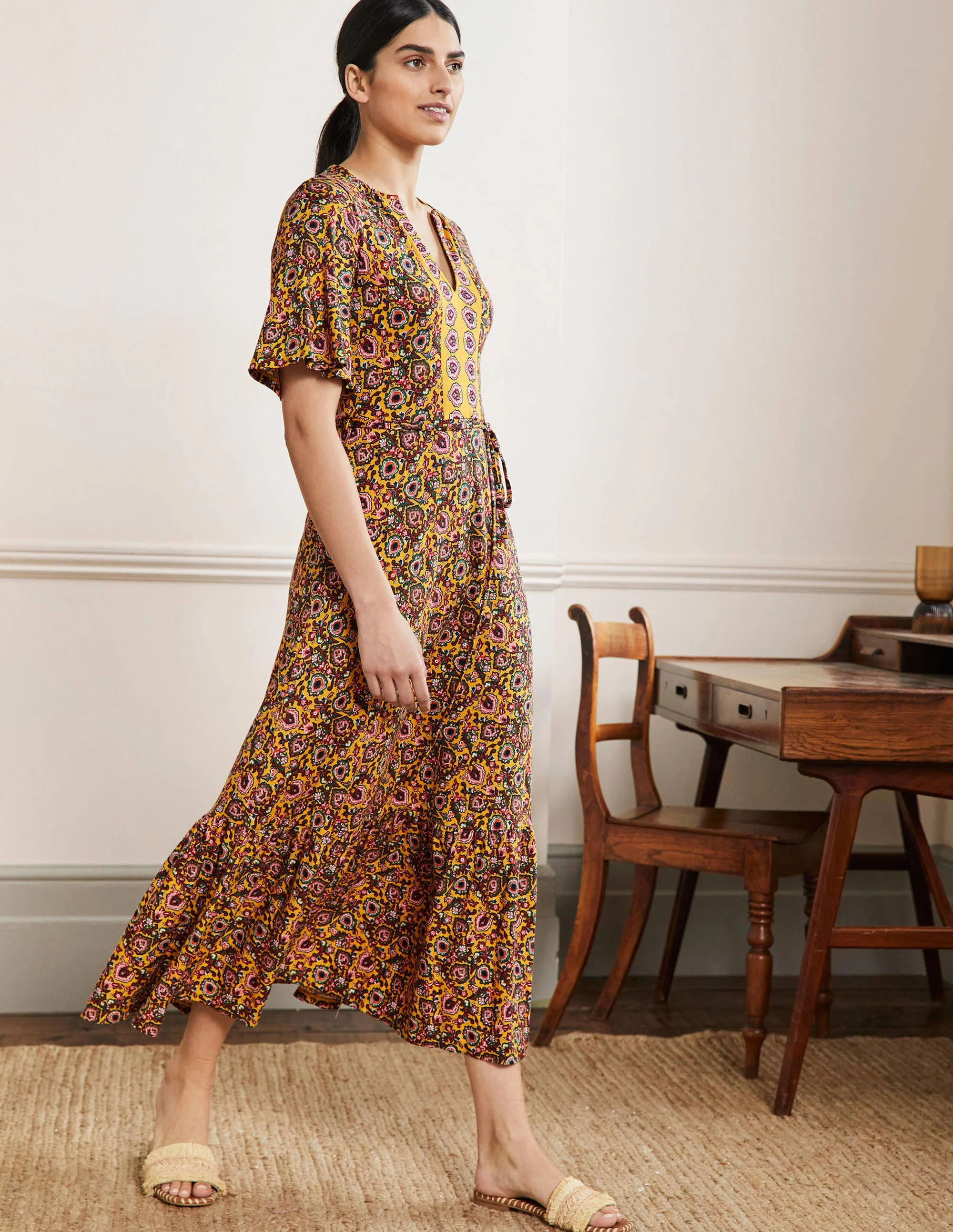 Jersey-Maxikleid mit gekerbtem Ausschnitt-Honiggelb, Dekorative Blüten