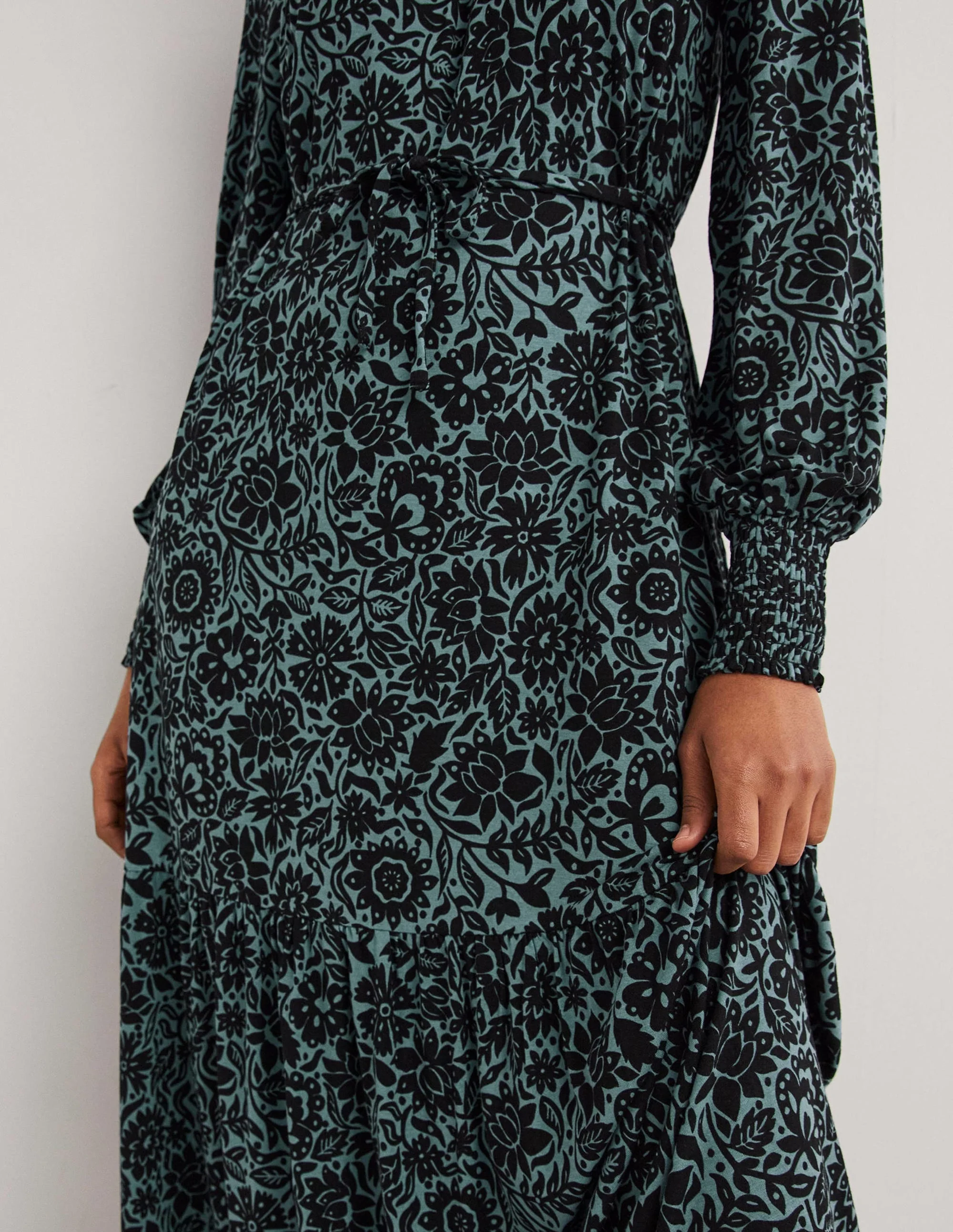 Jersey-Maxikleid mit hohem Kragen-Mittelblau, Blättriges Blumenmuster - Image 4