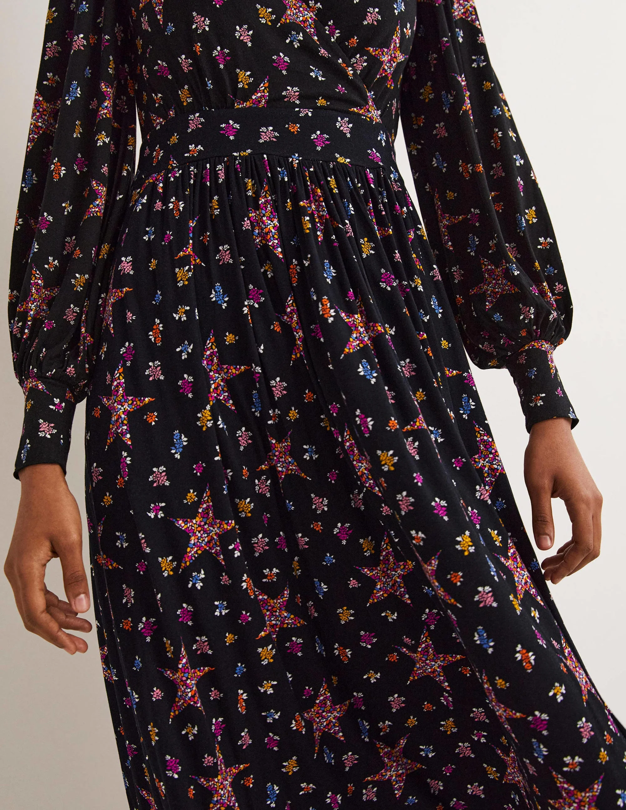Jersey-Midikleid mit fixierter Wickeloptik-Schwarz, Sterne mit Blumenmuster - Image 4