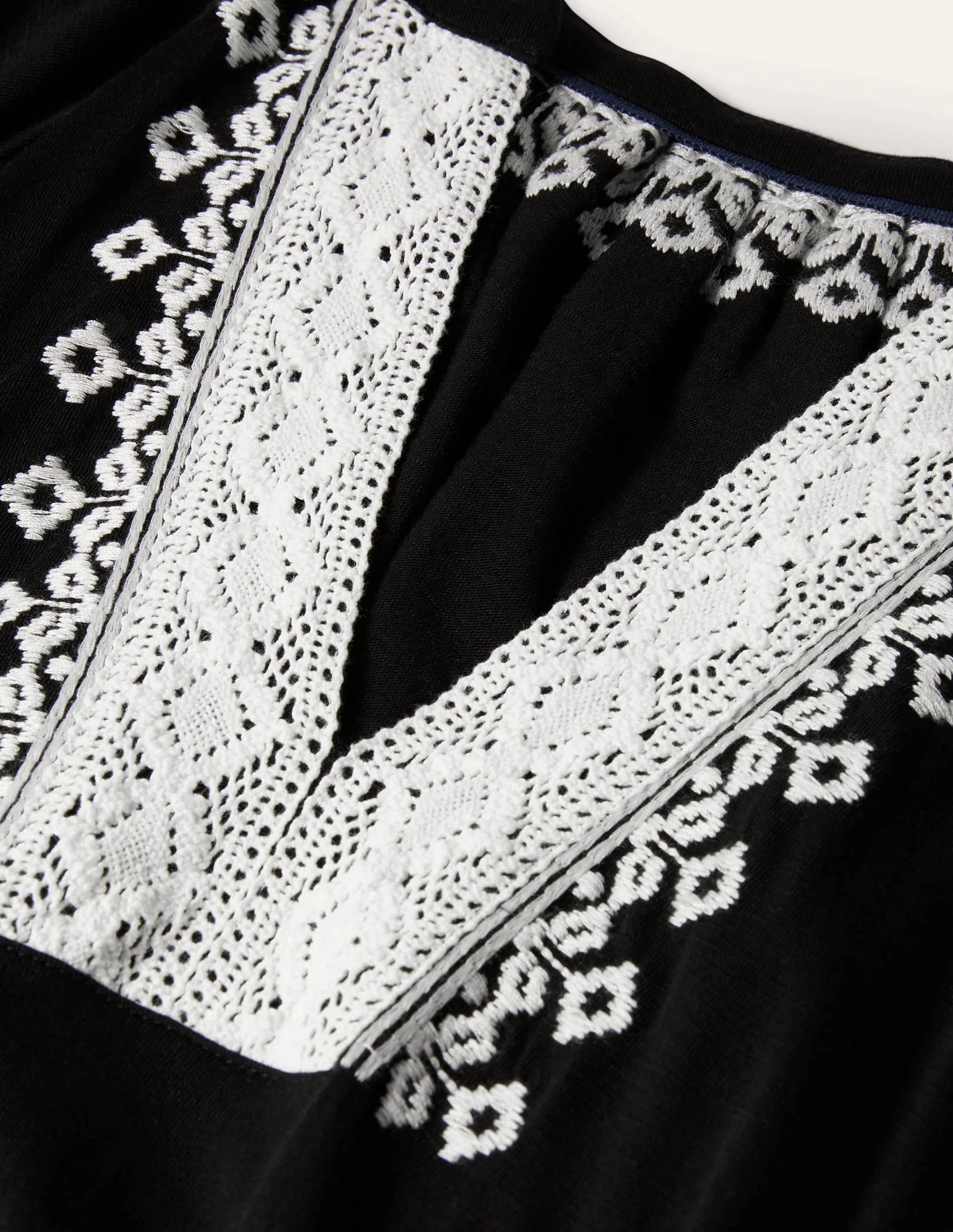 Jersey-Midikleid mit Häkelborte-Schwarz - Image 5