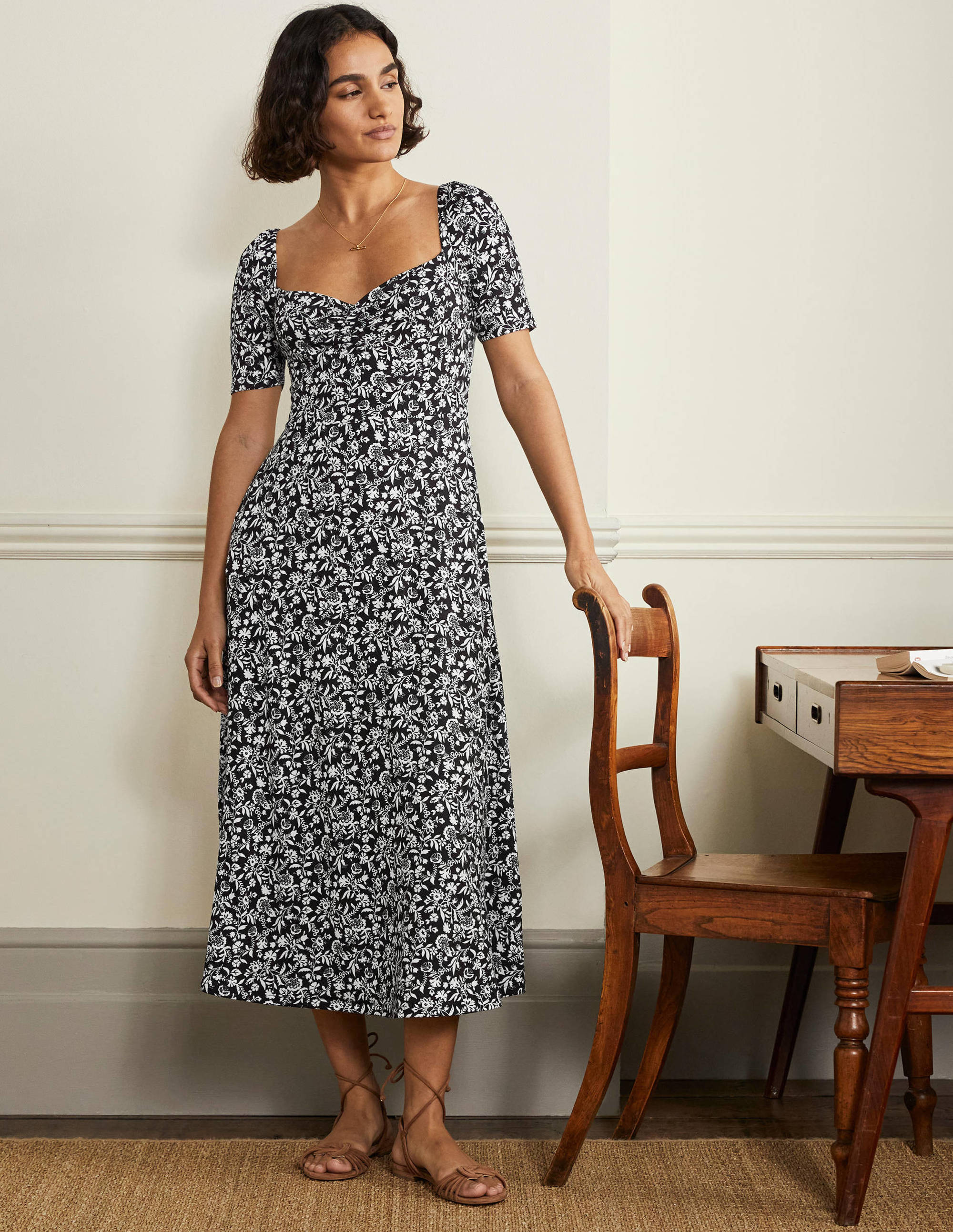 Jersey-Midikleid mit Herzausschnitt-Schwarz, Hübsches Blumenmuster
