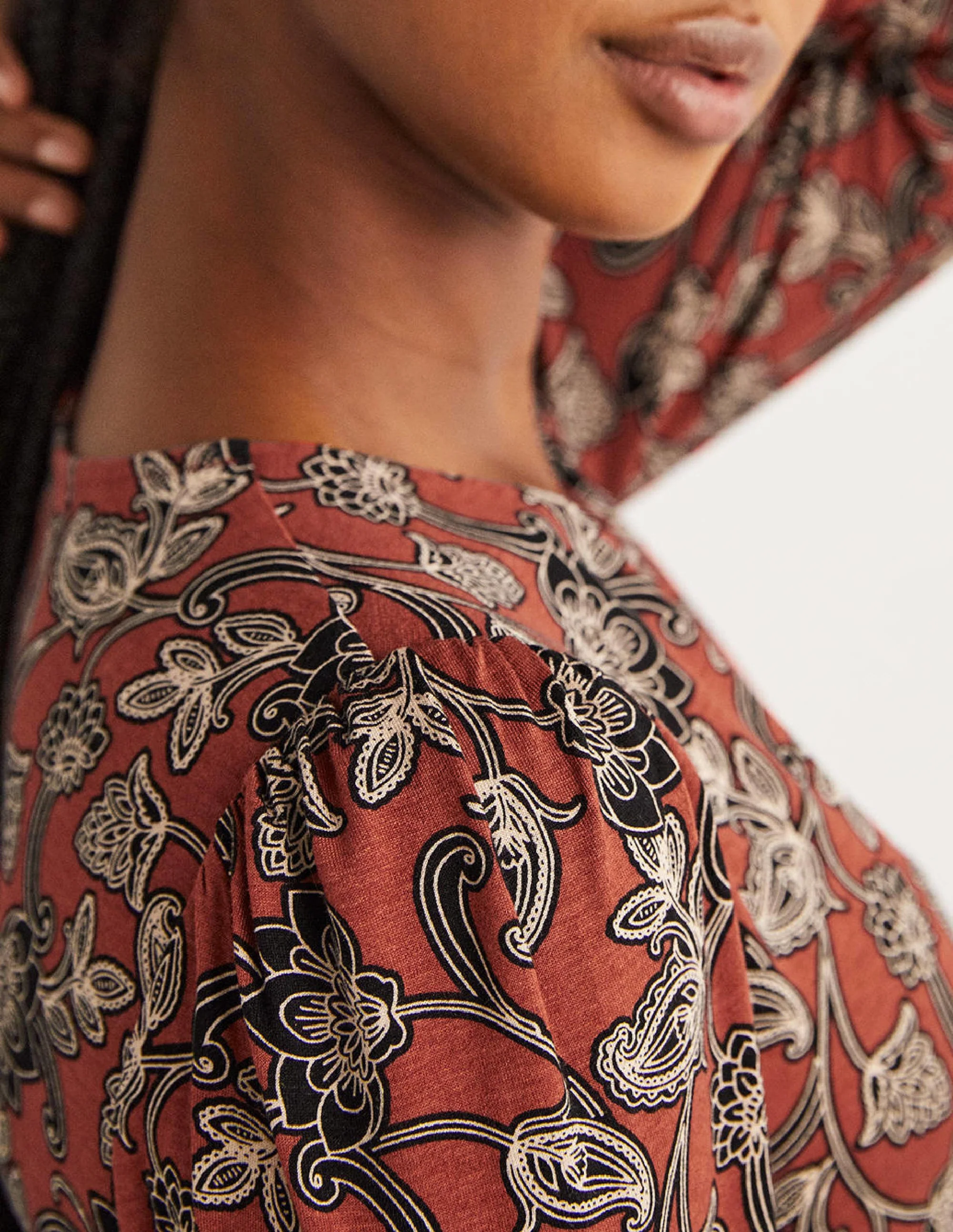Jersey-Midikleid mit Rundhalsausschnitt-Chiliölrot, Geschwungenes Paisleymuster - Image 2