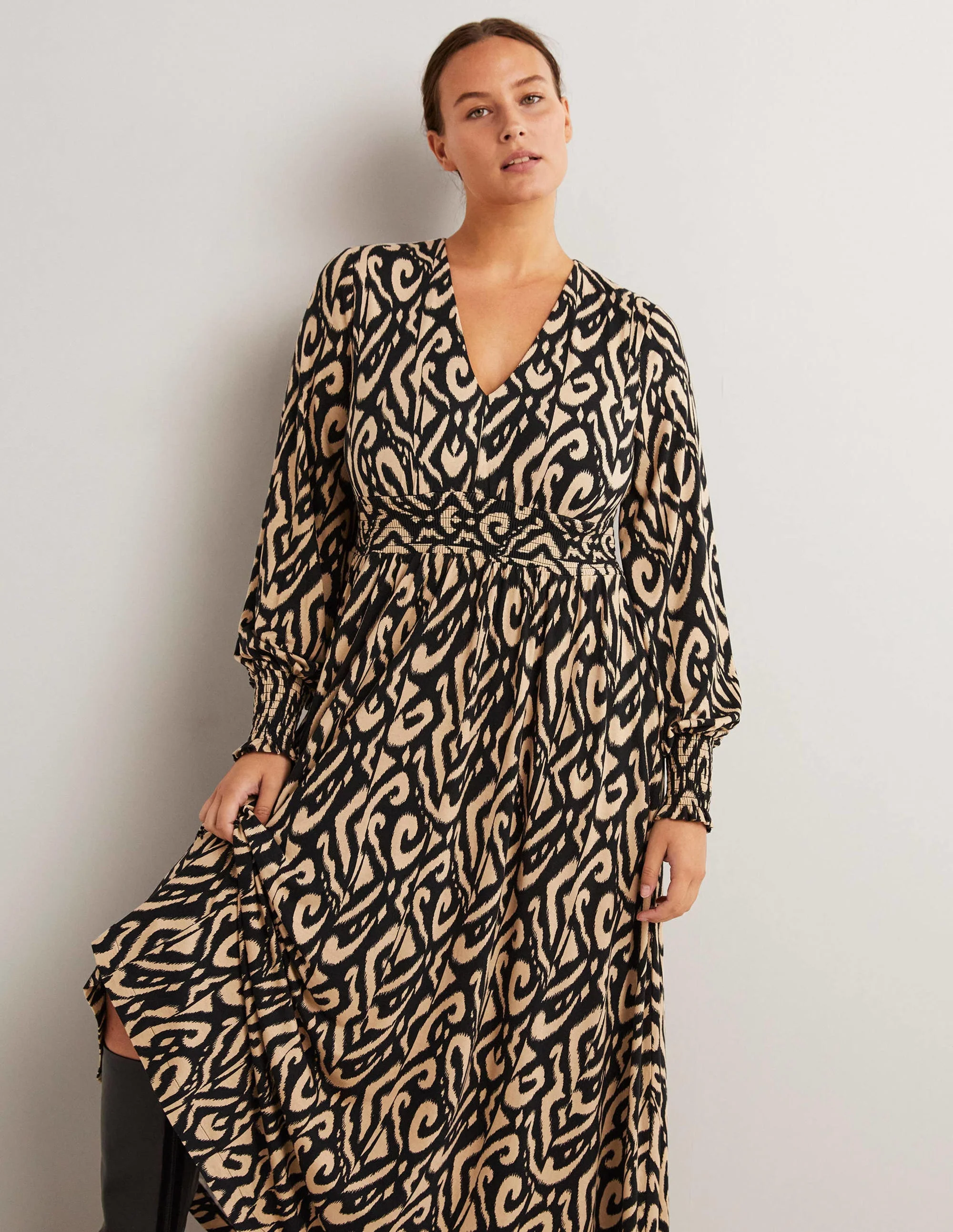 Jersey-Midikleid mit Smokdetail-Schwarz, Ikat-Muster
