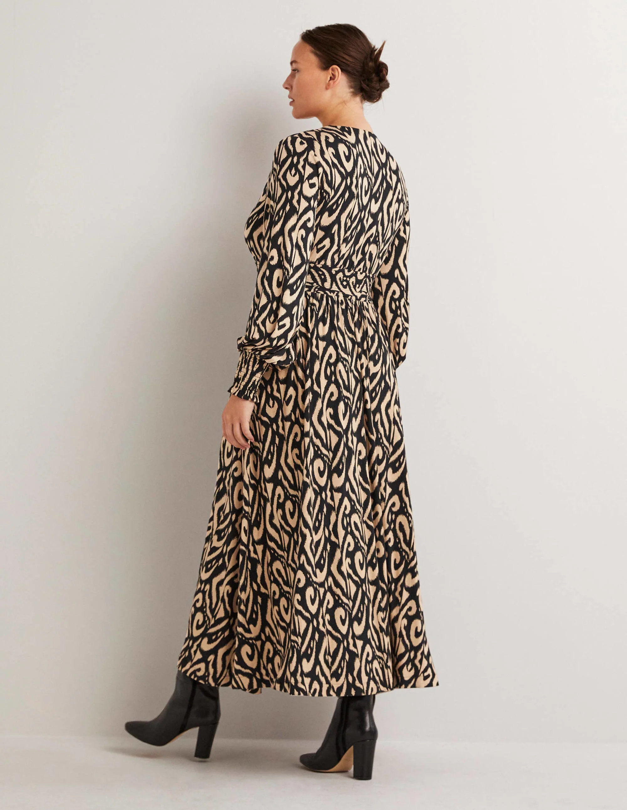 Jersey-Midikleid mit Smokdetail-Schwarz, Ikat-Muster - Image 3
