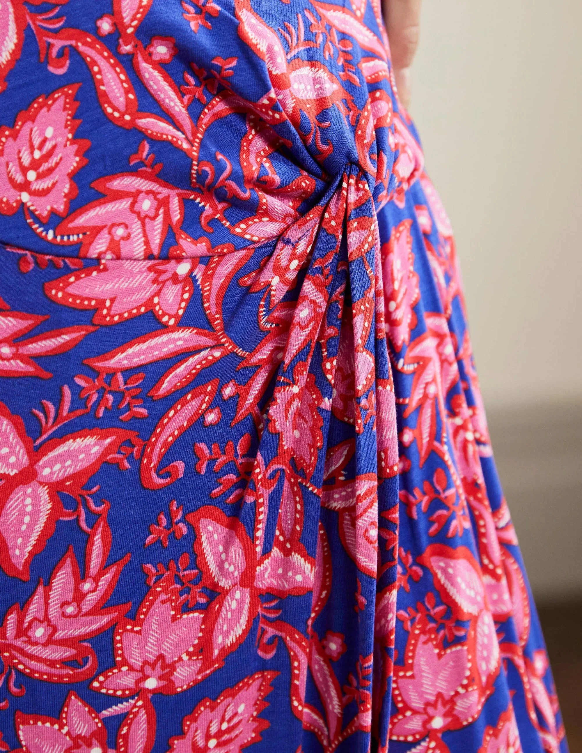 Jersey-Midirock mit Knotendetail an der Taille-Erdbeer-Daiquiri, Blumen - Image 2