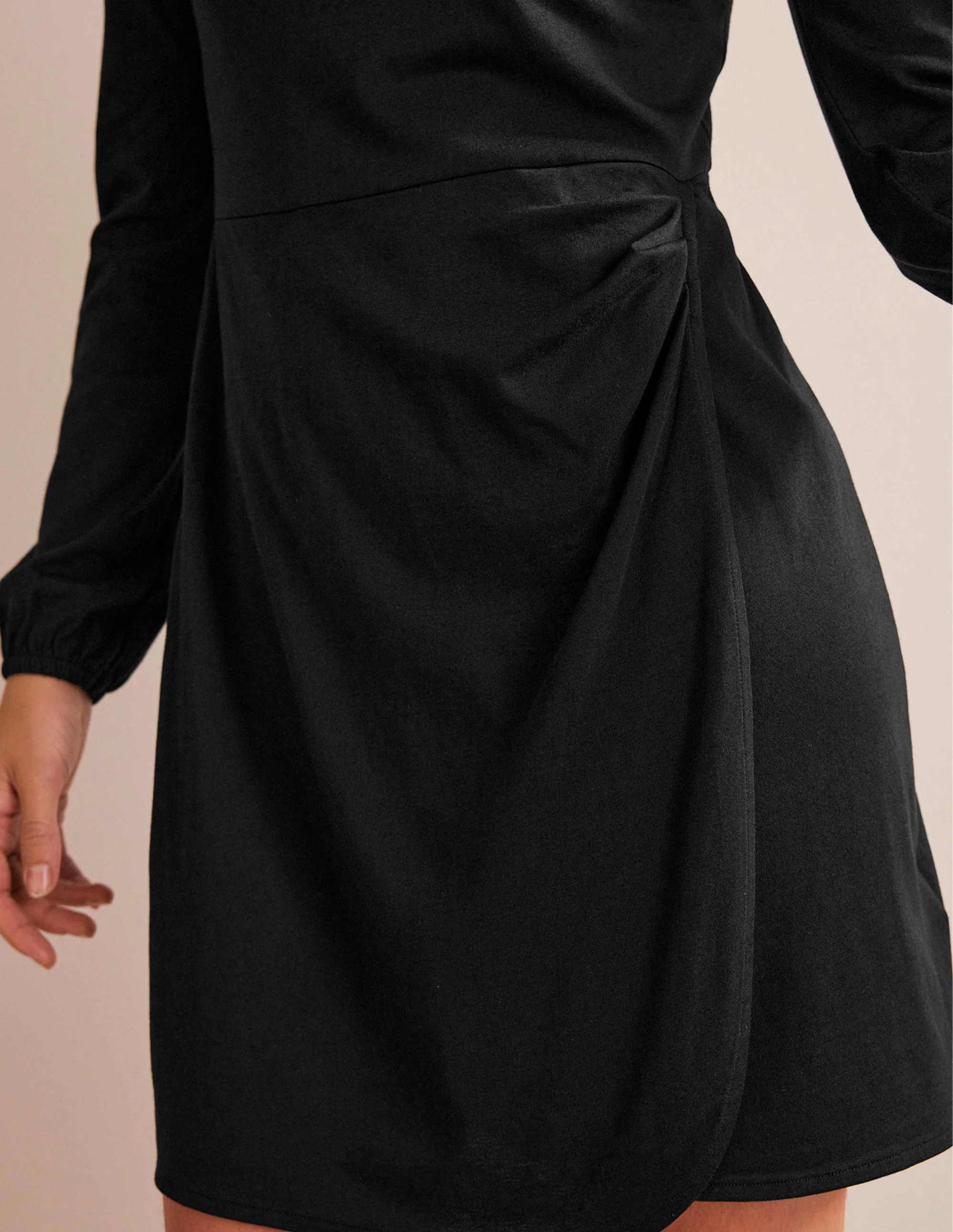 Jersey-Minikleid in Wickeloptik-Schwarz - Image 2