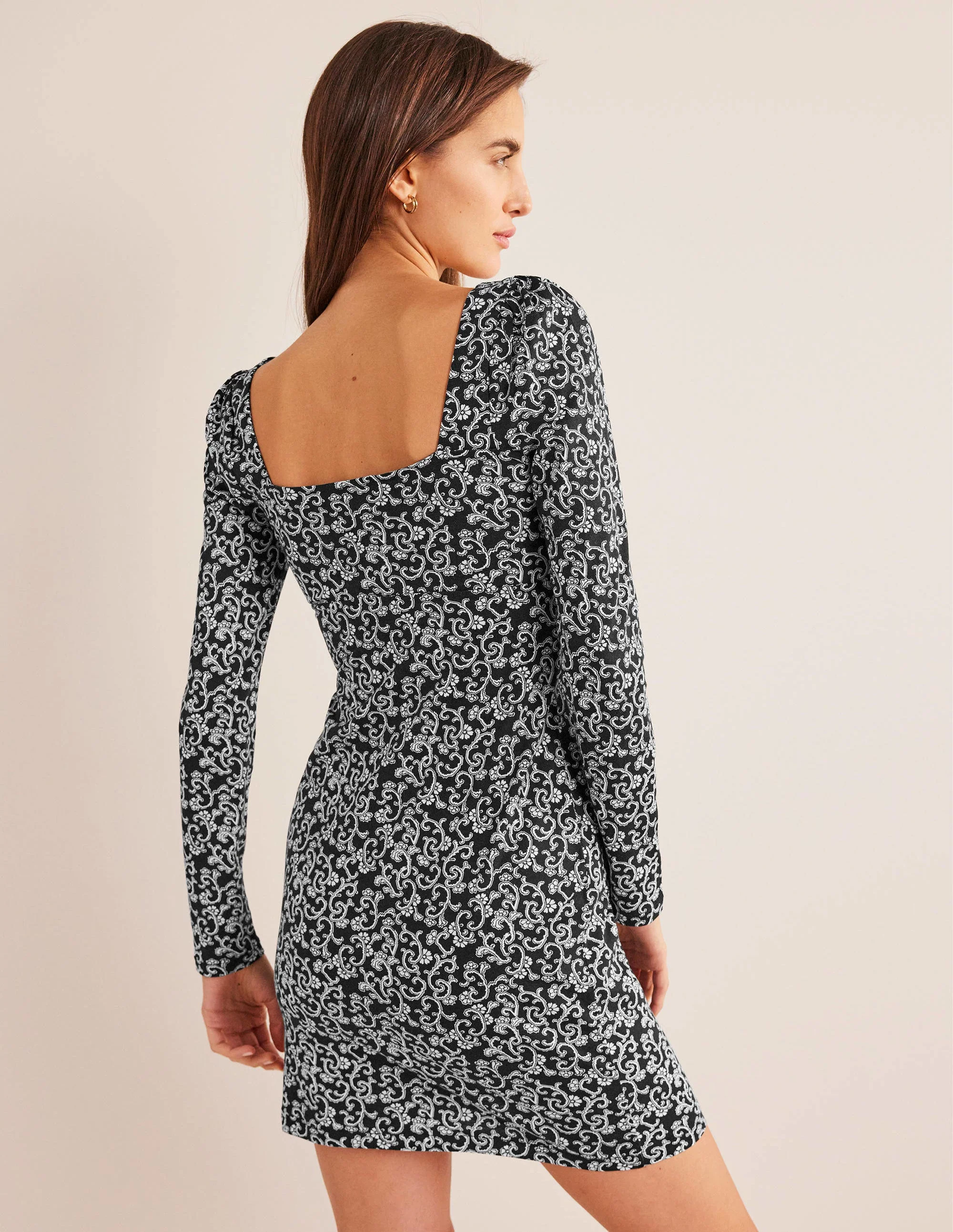 Jersey-Minikleid mit Herzausschnitt-Schwarz, Geschwungenes Zweigmuster - Image 3