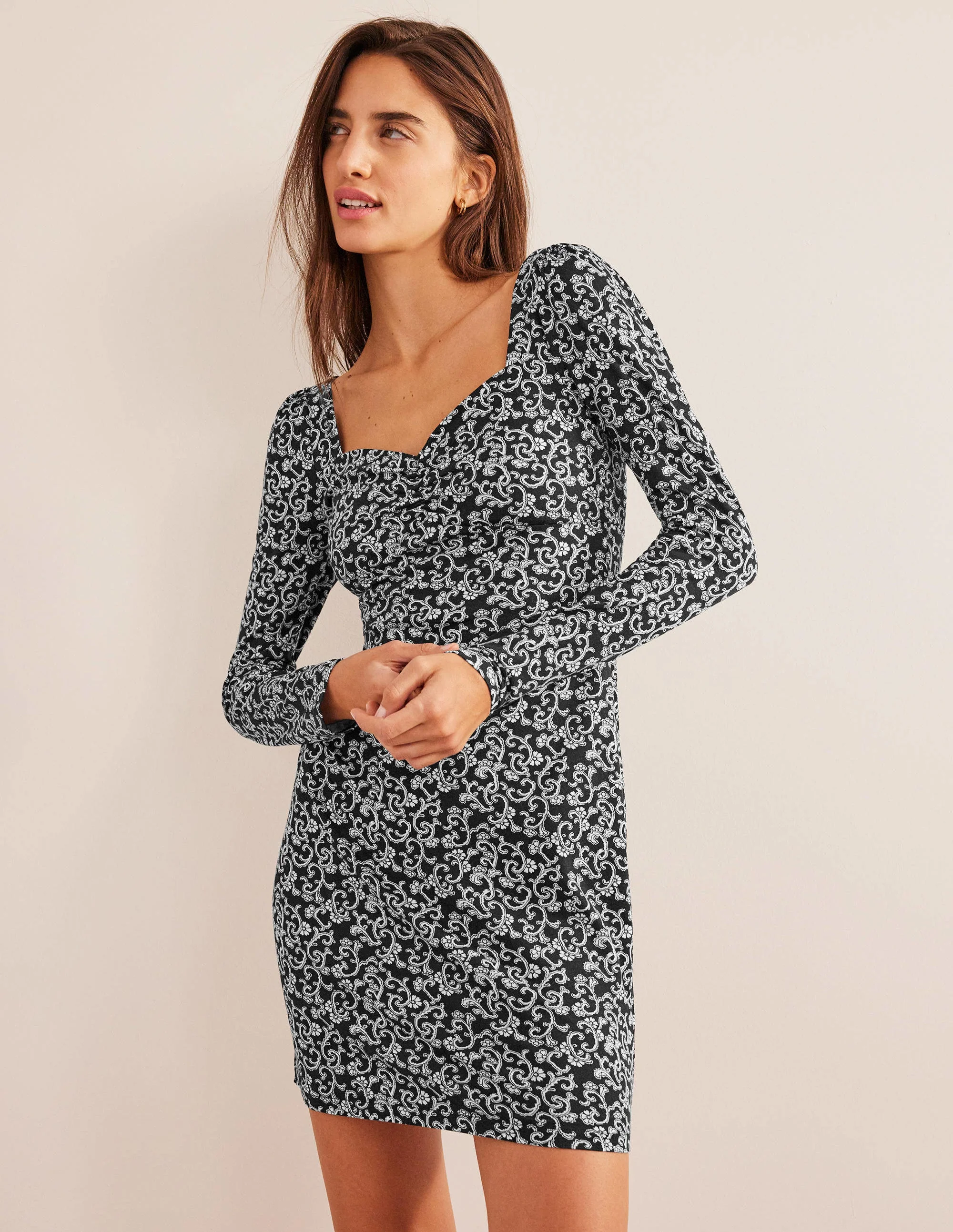 Jersey-Minikleid mit Herzausschnitt-Schwarz, Geschwungenes Zweigmuster - Image 4
