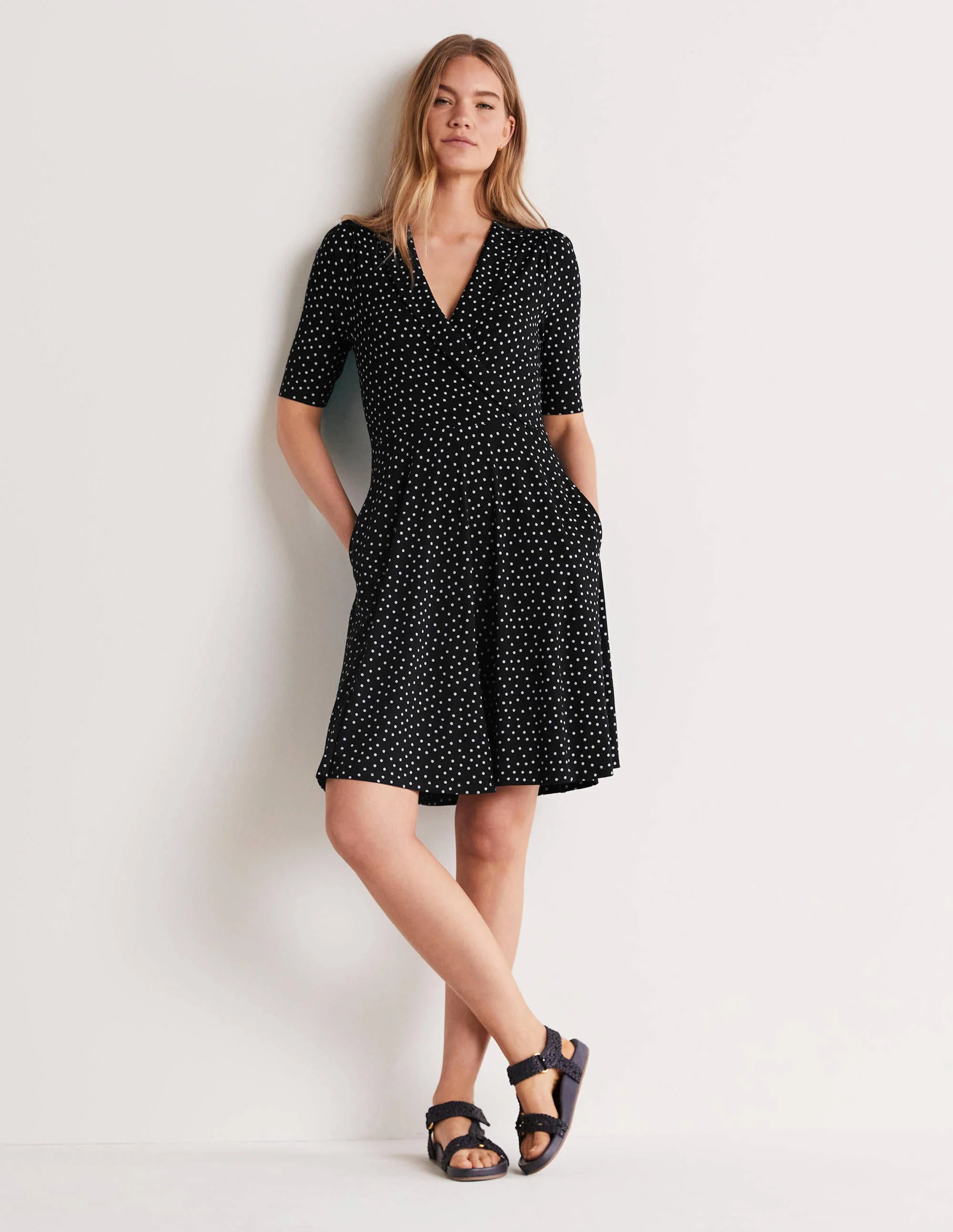 Jerseykleid mit fixierter Wickeloptik-Black Scattered Spot