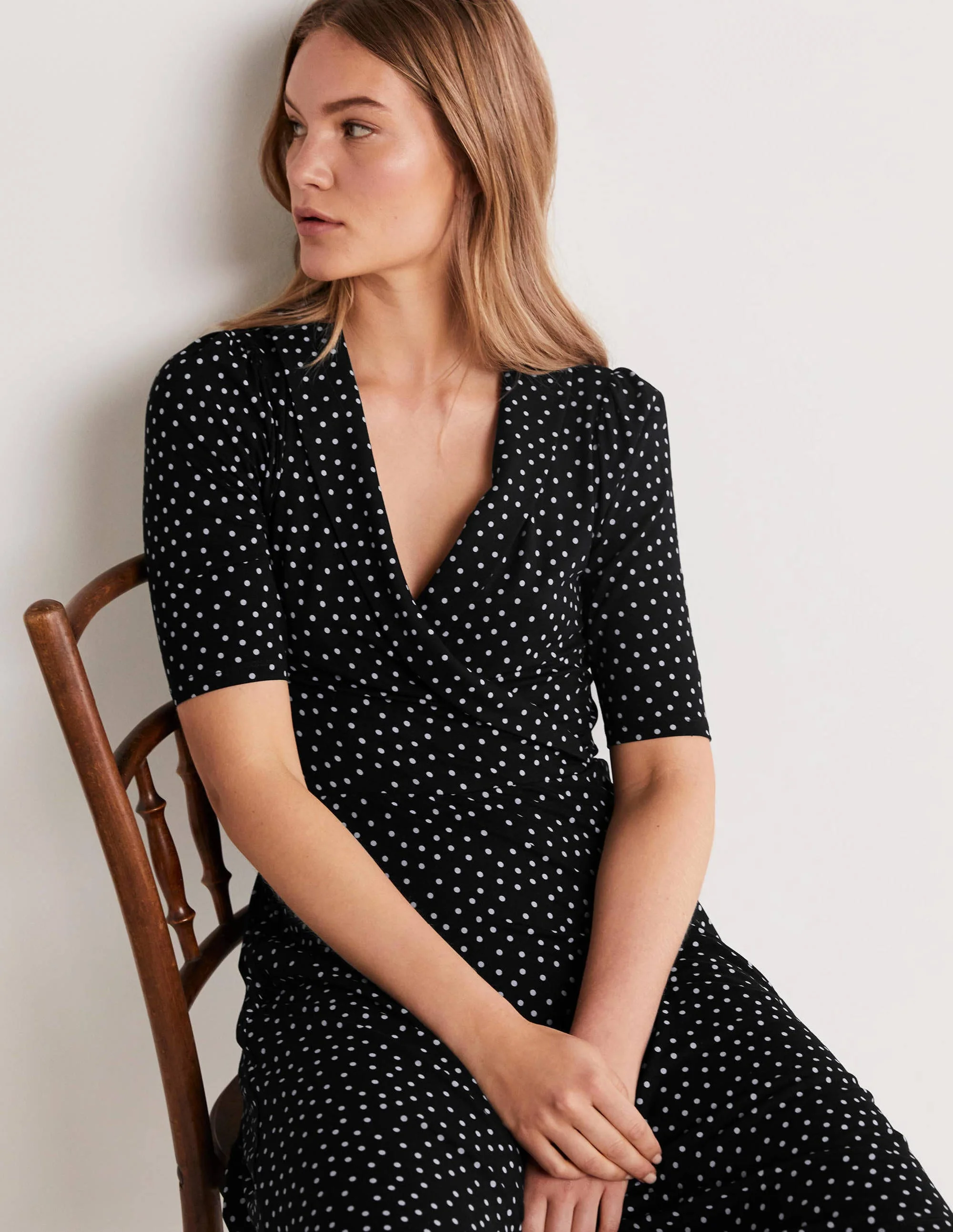 Jerseykleid mit fixierter Wickeloptik-Black Scattered Spot - Image 4