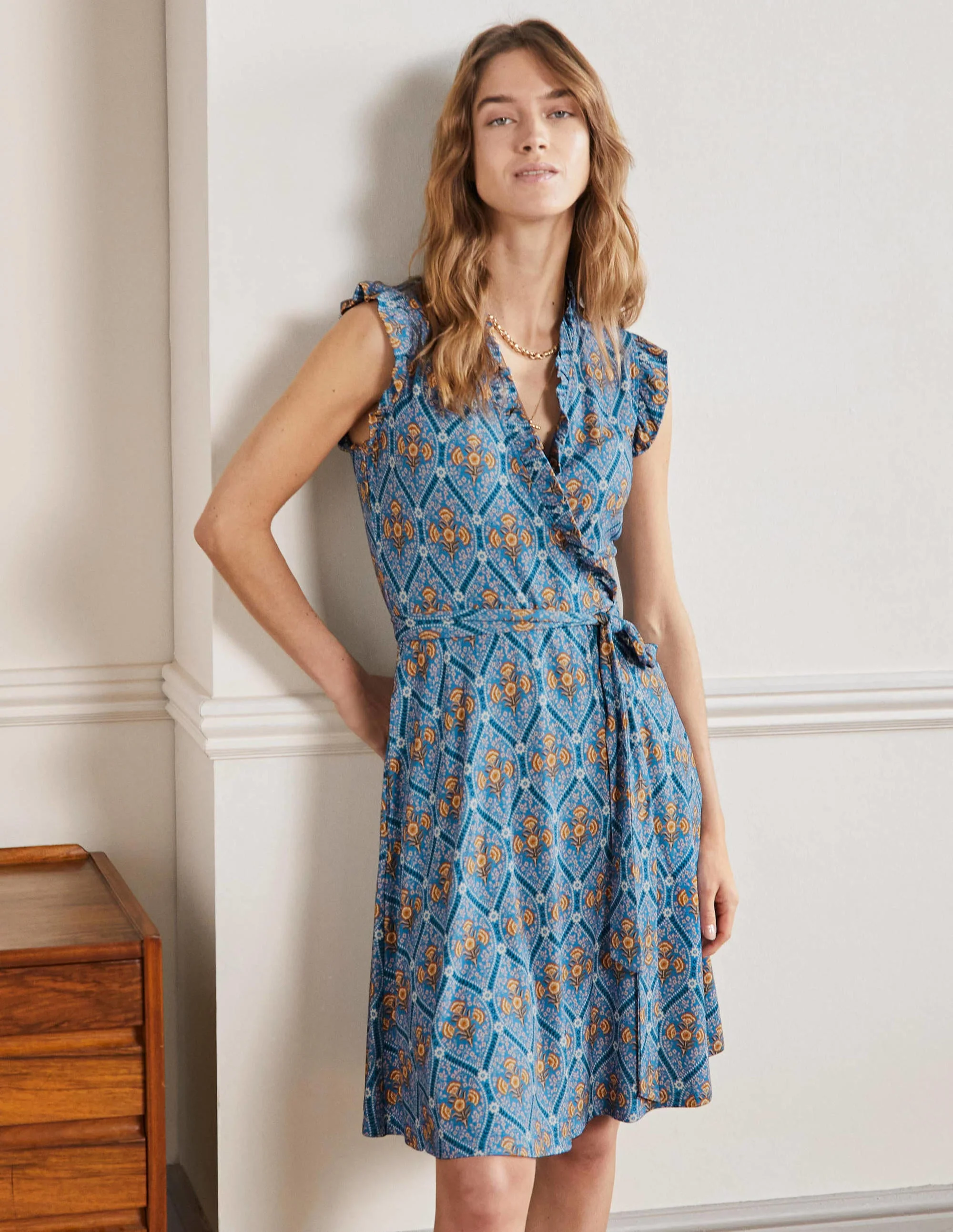 Jerseykleid mit fixierter Wickeloptik und Rüschen-Mosaikblau, Mohnblumen