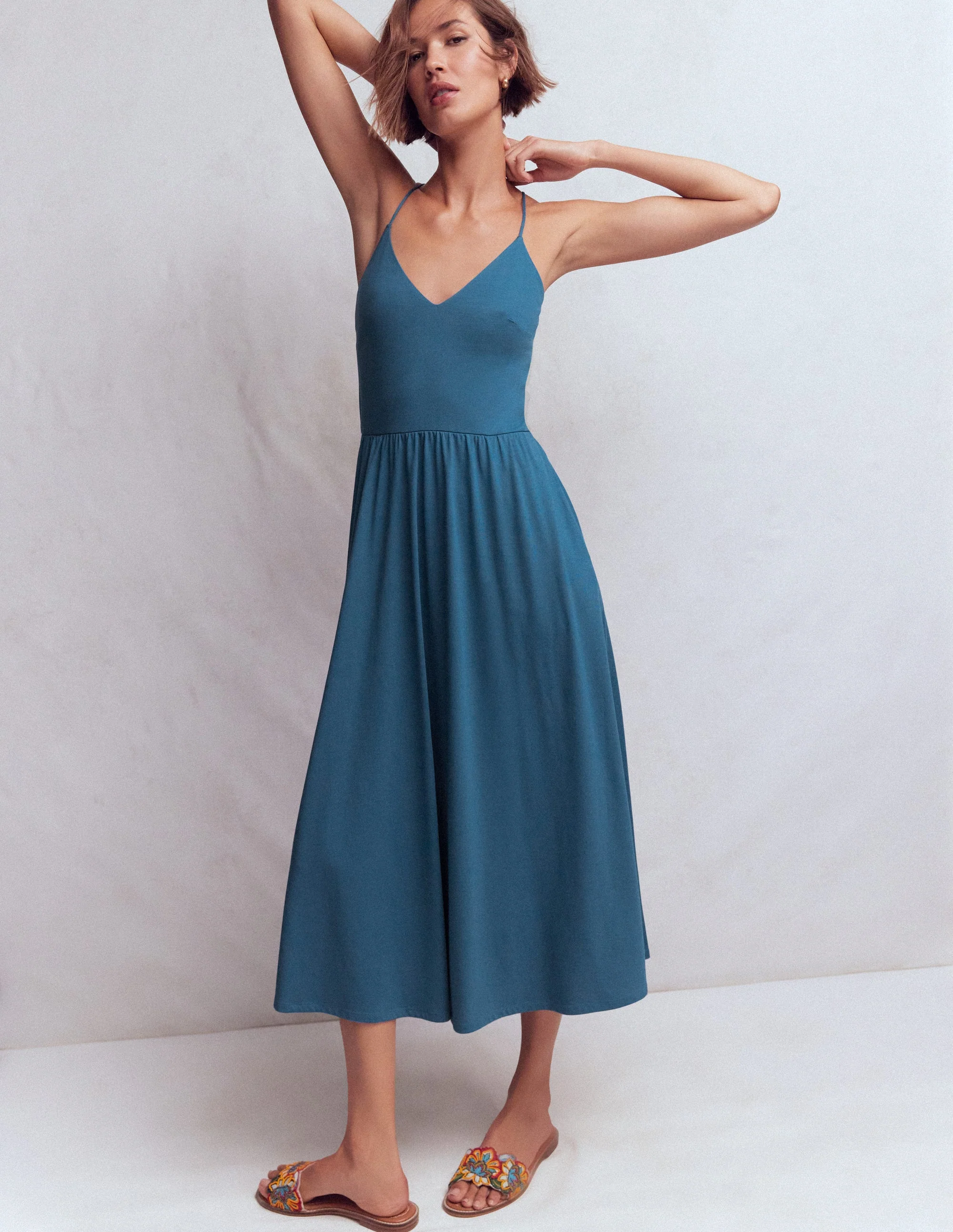 Jerseykleid mit gekreuzten Rückenträgern-Turmalinblau