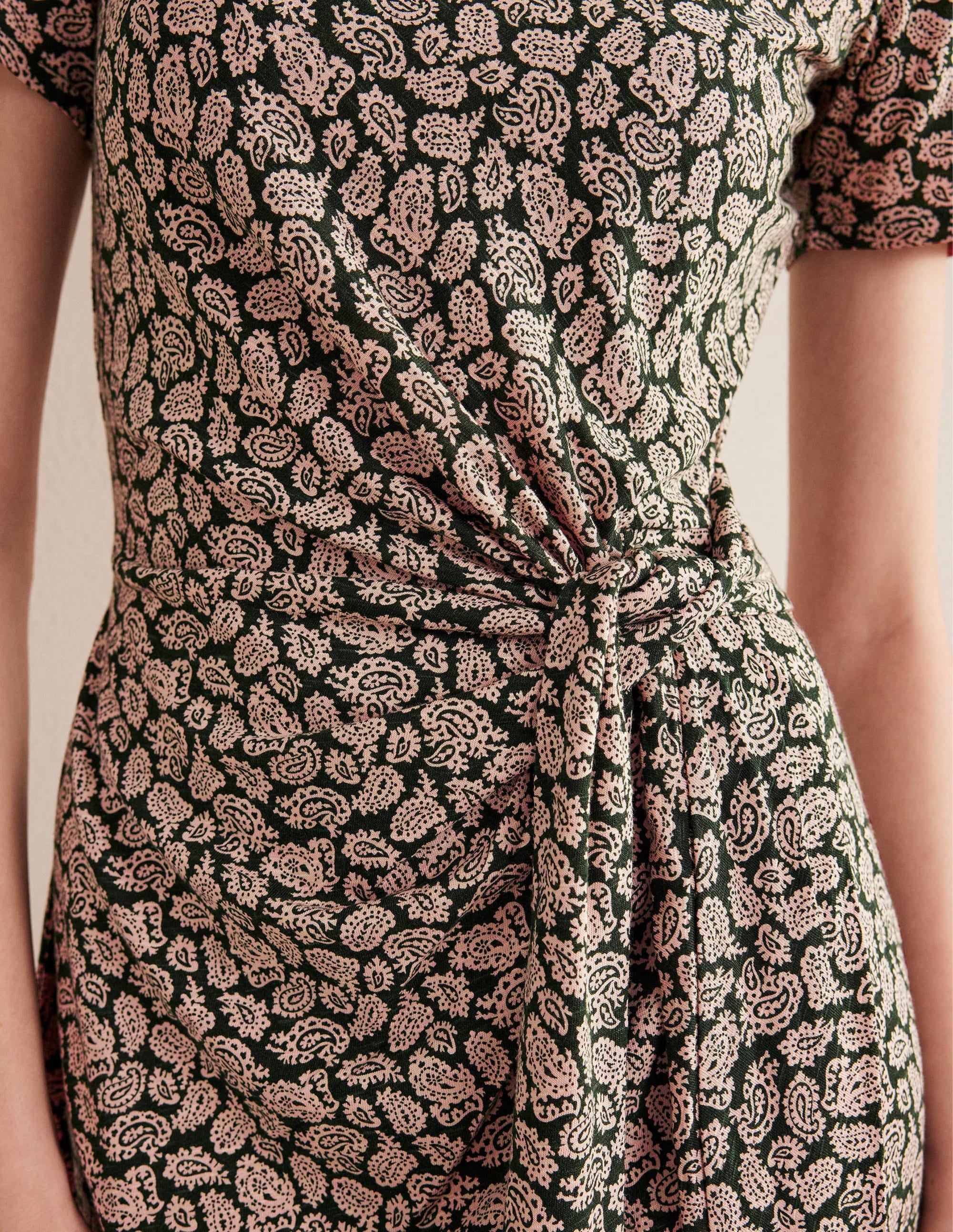 Jerseykleid mit Knotendetail-Kohlschwarz, Knalliges Paisleymuster - Image 2