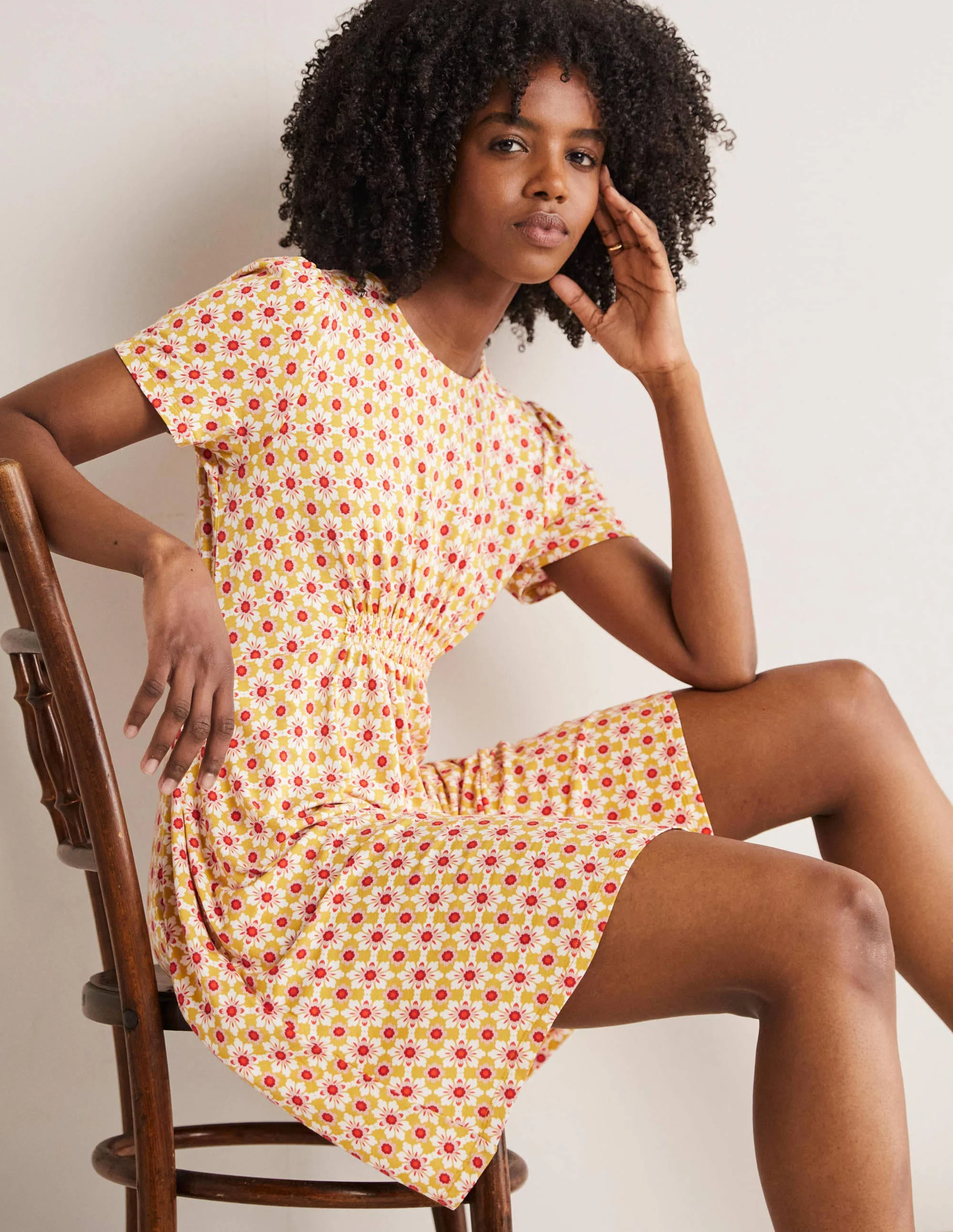 Jerseykleid mit Rundhalsausschnitt-Olivenölgelb, Blumenfliesen