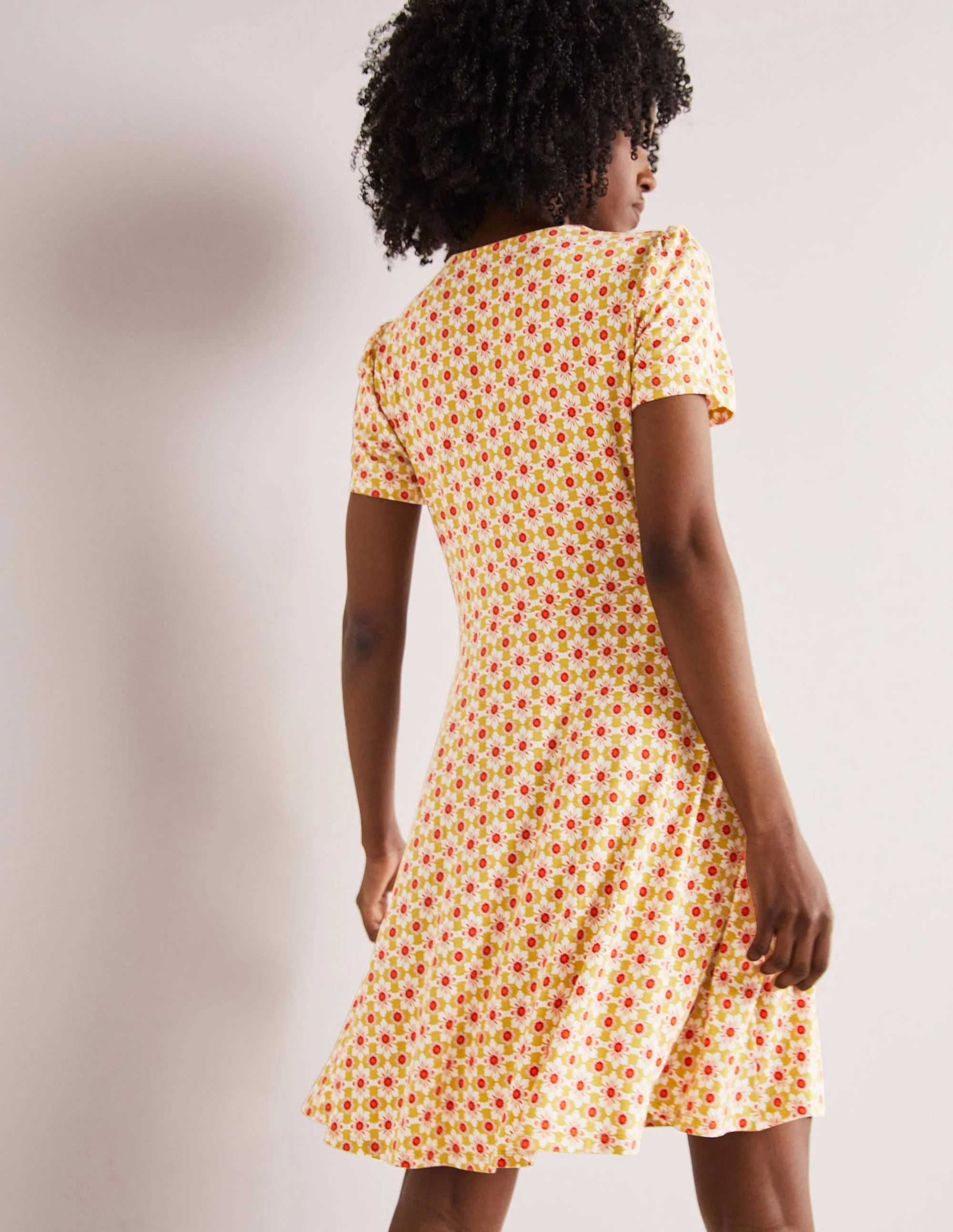 Jerseykleid mit Rundhalsausschnitt-Olivenölgelb, Blumenfliesen - Image 3